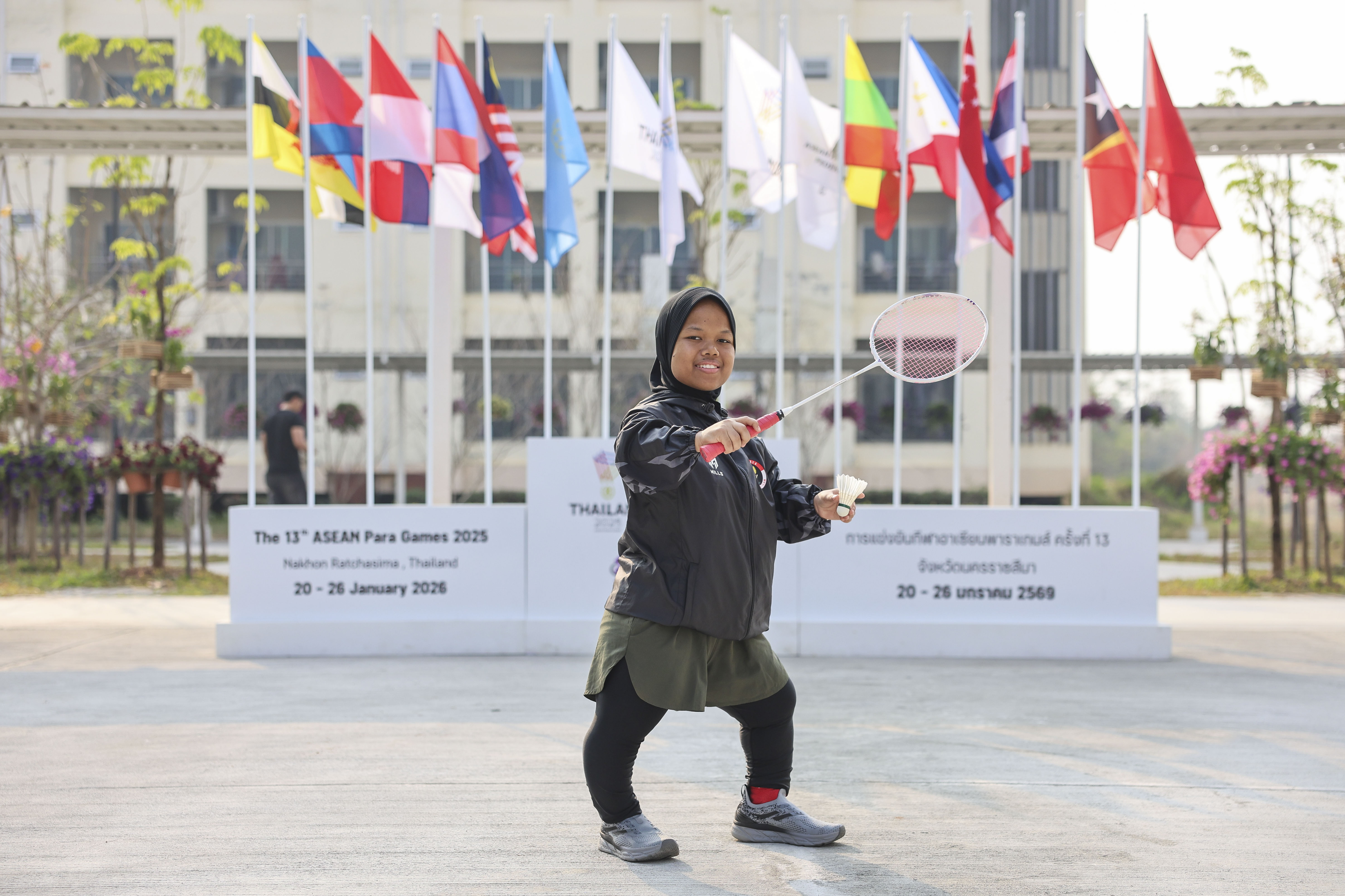 Atlet Para Badminton National Paralympic Committee (NPC) Indonesia Apriliana Sulistyawati berpose saat mengikuti sesi latihan menjelang ASEAN Para Games 2025 di Nakhon Rachatsima, Thailand, Sabtu (17/1/2026).  Apriliana akan berlaga dalam pertandingan tun