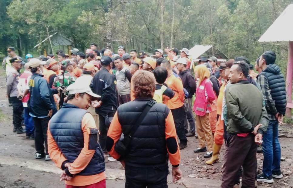 Tim SAR gabungan koordinasi melakukan pencarian pendaki Bukit Mongkrang, Tawangmangu, Karanganyar yang hilang sejak Minggu (18/1/2026). (Rudi Hartono/Radar Solo)