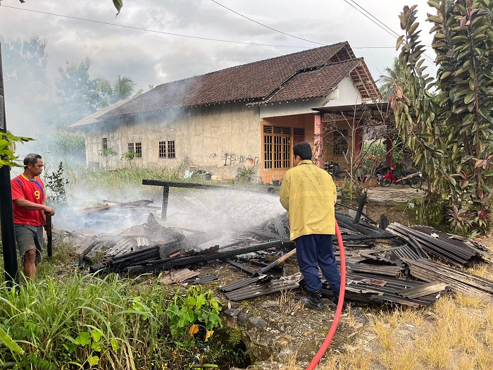 Rumah usaha penggilingan tepung milik Sriyanto di Dusun Karanggatak Gatak, Desa/Kecamatan Batuwarno, Wonogiri, dilalap si jago merah, Senin (19/1/2026) sore.