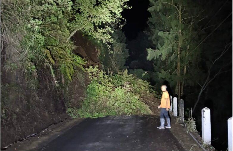Jalur utama yang menghubungkan Kecamatan Selo dan Gladagsari, Boyolali tertutup material longsor, Minggu (18/1/2026) petang.
