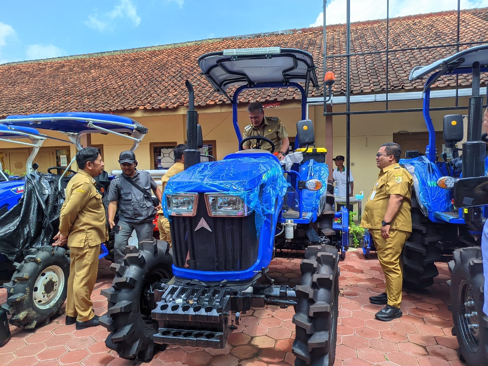 Bupati Wonogiri Setyo Sukarno menjajal alsintan didampingi Wabup Imron Rizkyarno (kanan) bersama jajaran, Senin (19/1/2026).