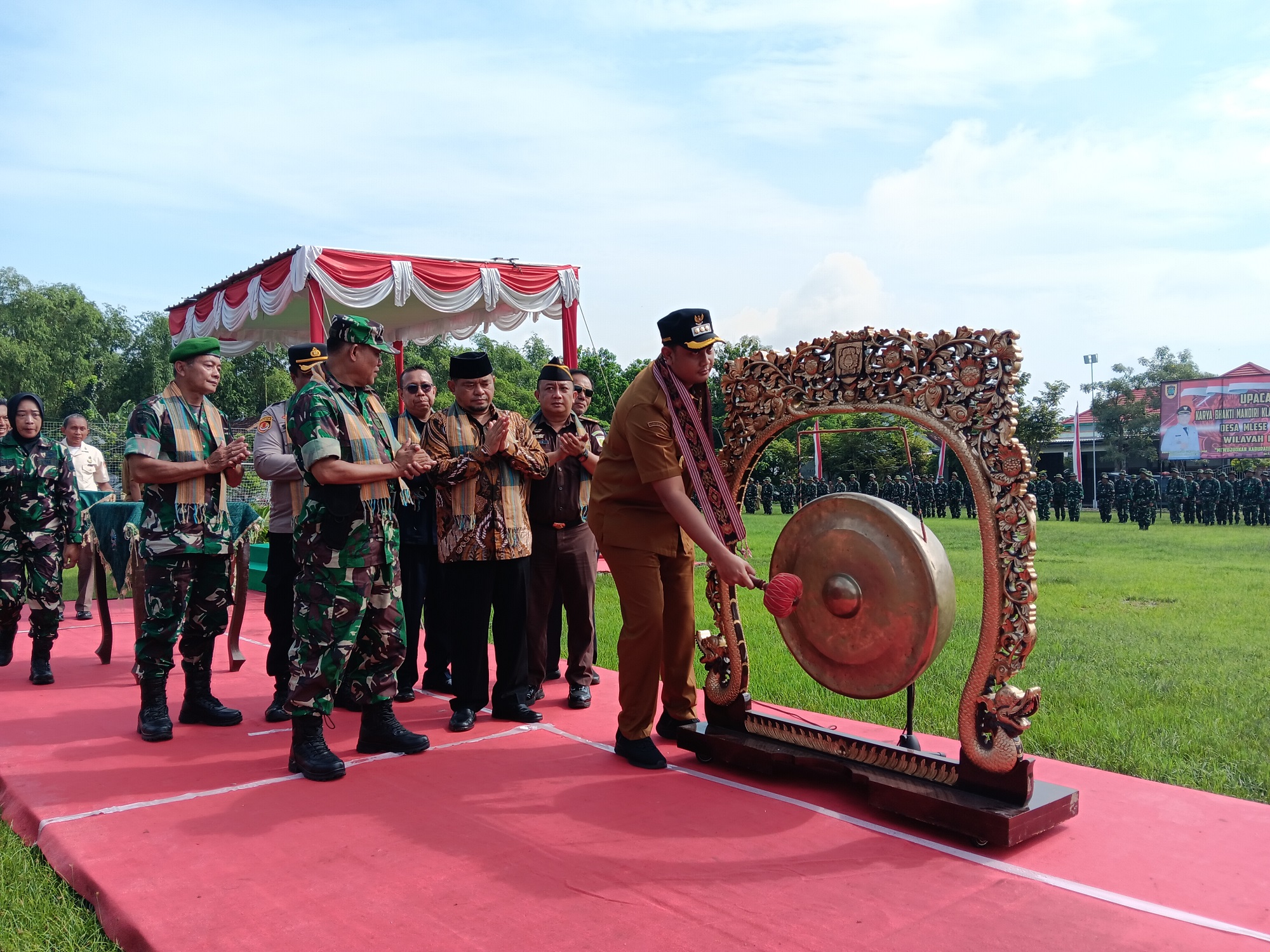 Bupati Klaten Hamenang Wajar Ismoyo memuka KBMKB XXXII di Desa Mlese, Kecamatan Cawas, Selasa (20/1/2026). (Angga Purenda/Radar Solo)