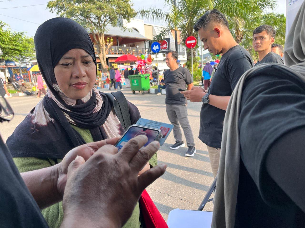 Dewi saat mengakses layanan BPJS Keliling yang digelar oleh BPJS Kesehatan Cabang Boyolali