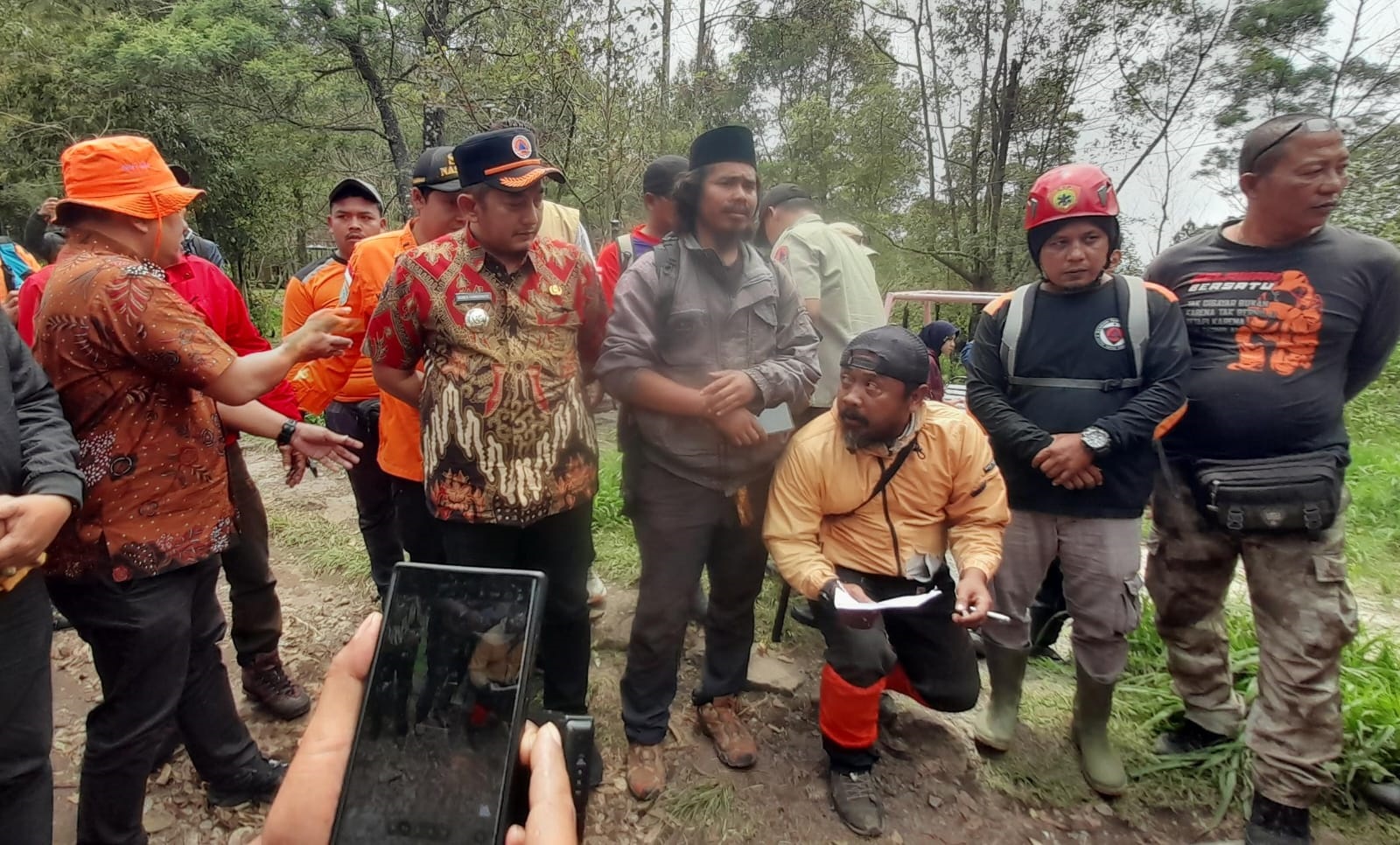 Bupati Karanganyar Rober Kristanto meninjau langsung pencarian pendaki hilang di Bukit Mongkrang. (Rudi Hartono/Radar Solo)