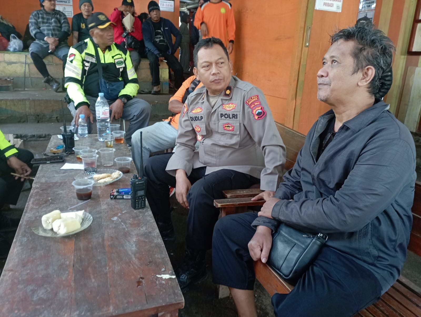 Sapto setiap menunggu di basecamp pendakian Bukit Mongkrang untuk menunggu kabar sang anak. (Rudi Hartono)