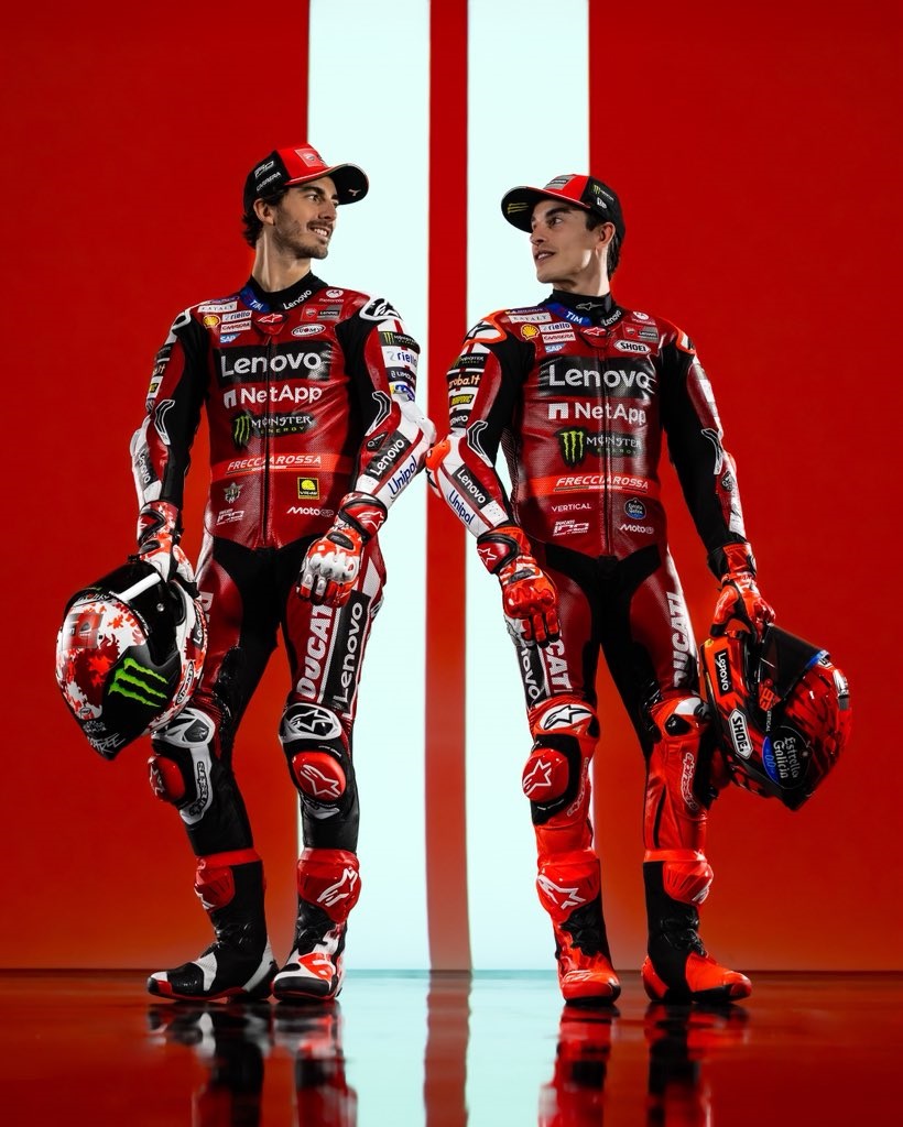 Untuk MotoGP 2026, Ducati tetap mempertahankan duet andalan mereka, Marc Marquez dan Pecco Bagnaia.