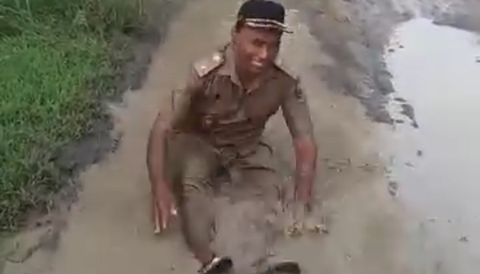 Kades Ngepringan, Narso mandi lumpur di kubangan jalan yang rusak di wilayah Kecamatan Jenar, Sragen. (Dokumentasi warga)