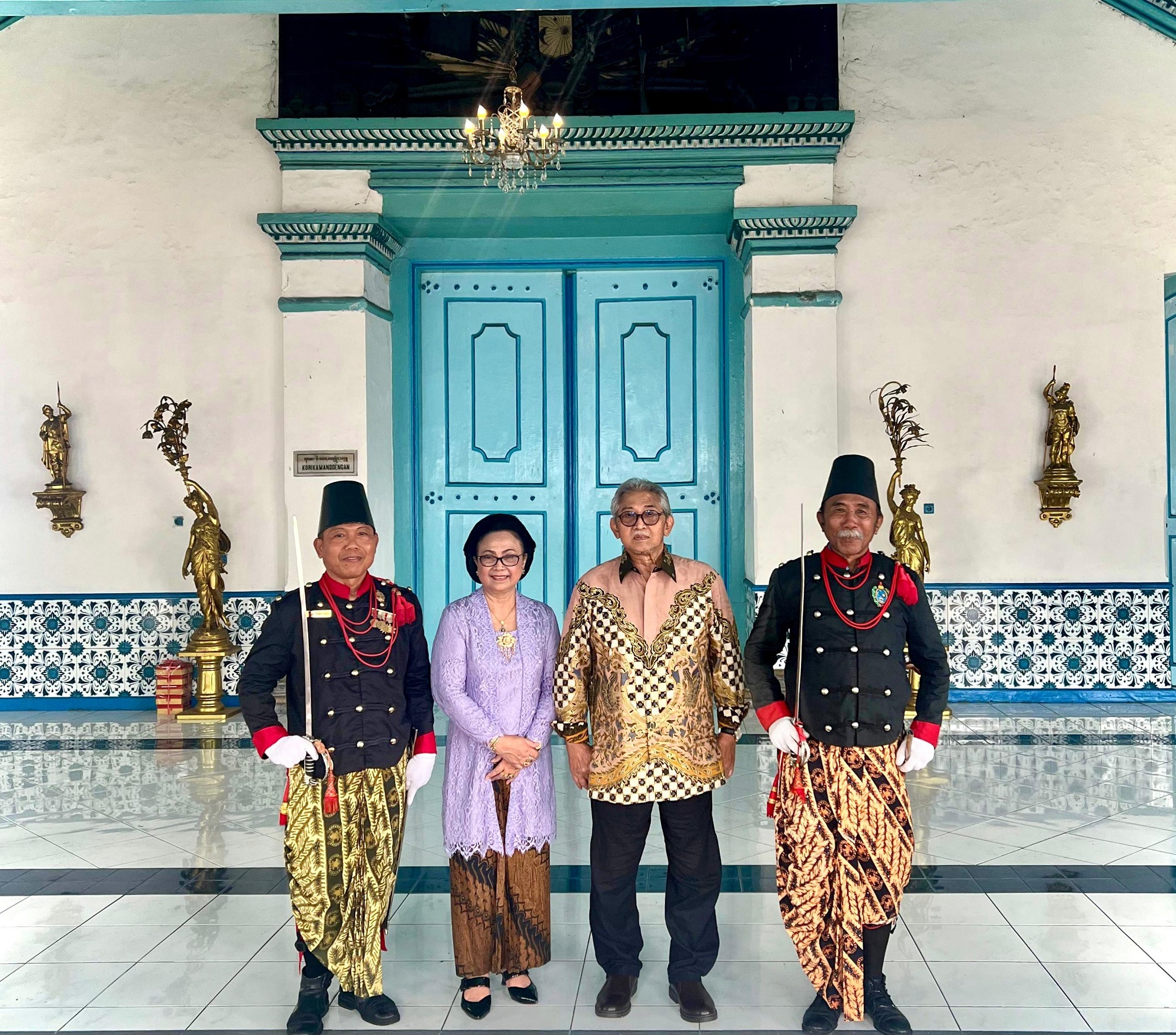 KGPA Tedjowulan (batik) ditunjuk pemerintah menjadi pelaksana tugas Keraton Surakarta. (Ist)