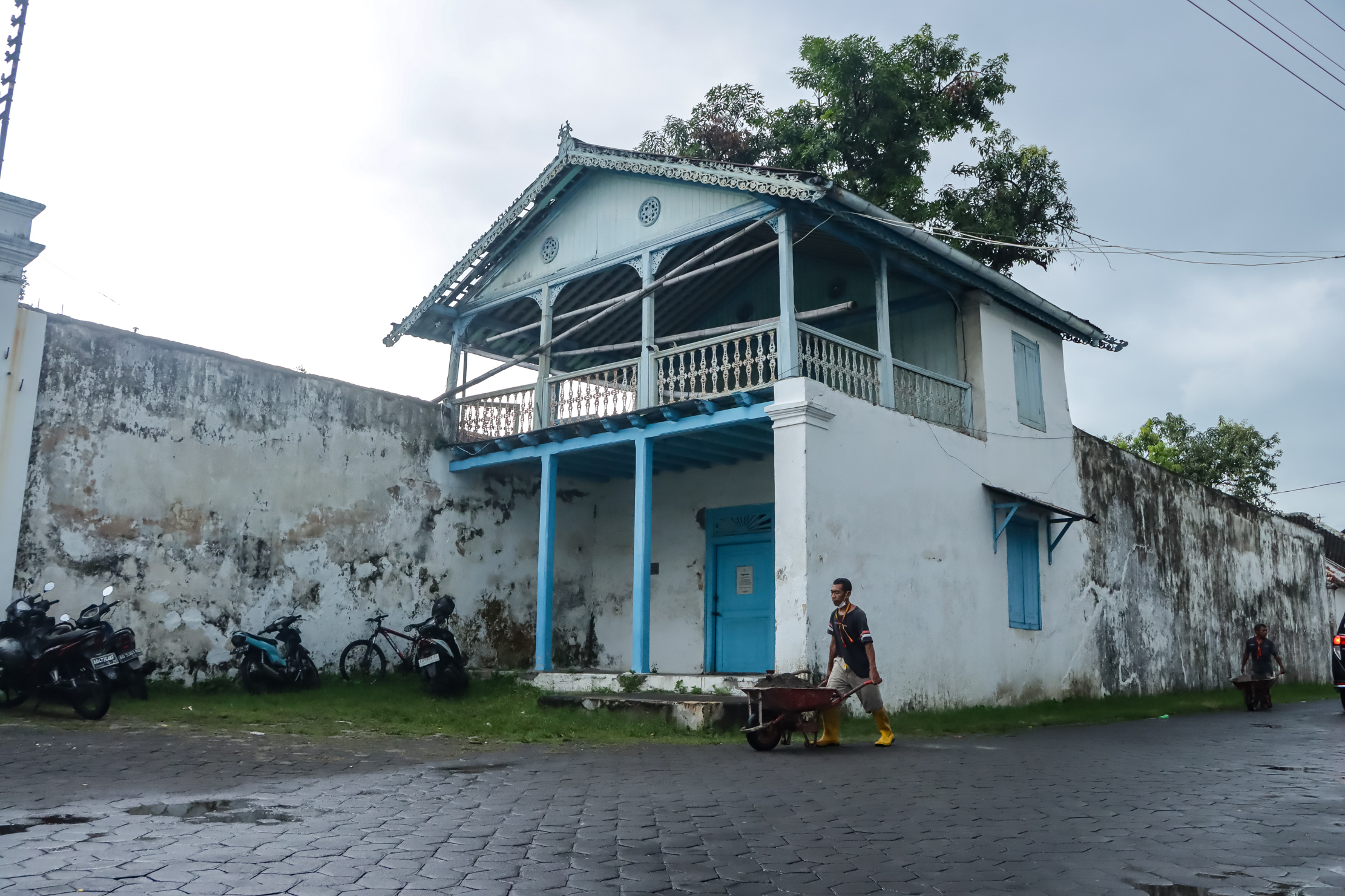 Banyak bangunan Keraton Surakarta kondisinya rusak parah dan harus segera direvitalisasi. (M Ihsan/Radar Solo)