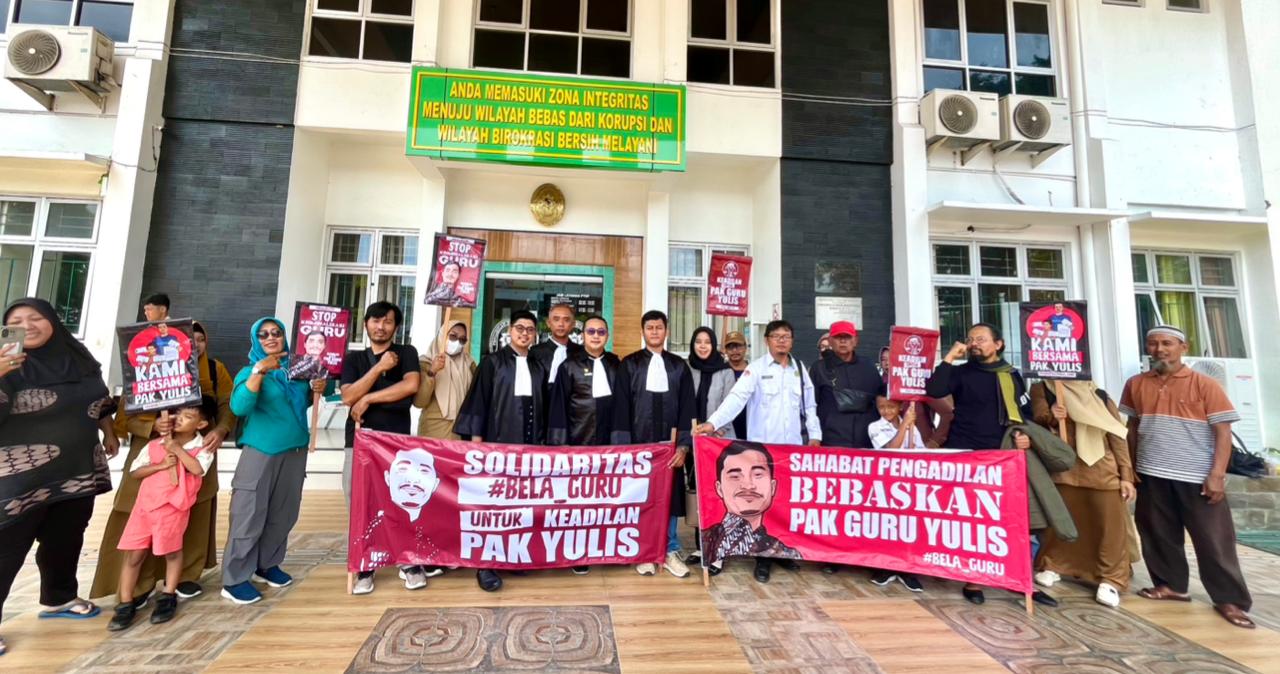 Aksi solidaritas dukungan untuk terdakwa pencabulan siswa TK di Pengadilan Negeri (PN) Sragen, Selasa (20/1/2026). (Ahmad Khairudin/Radar Solo)