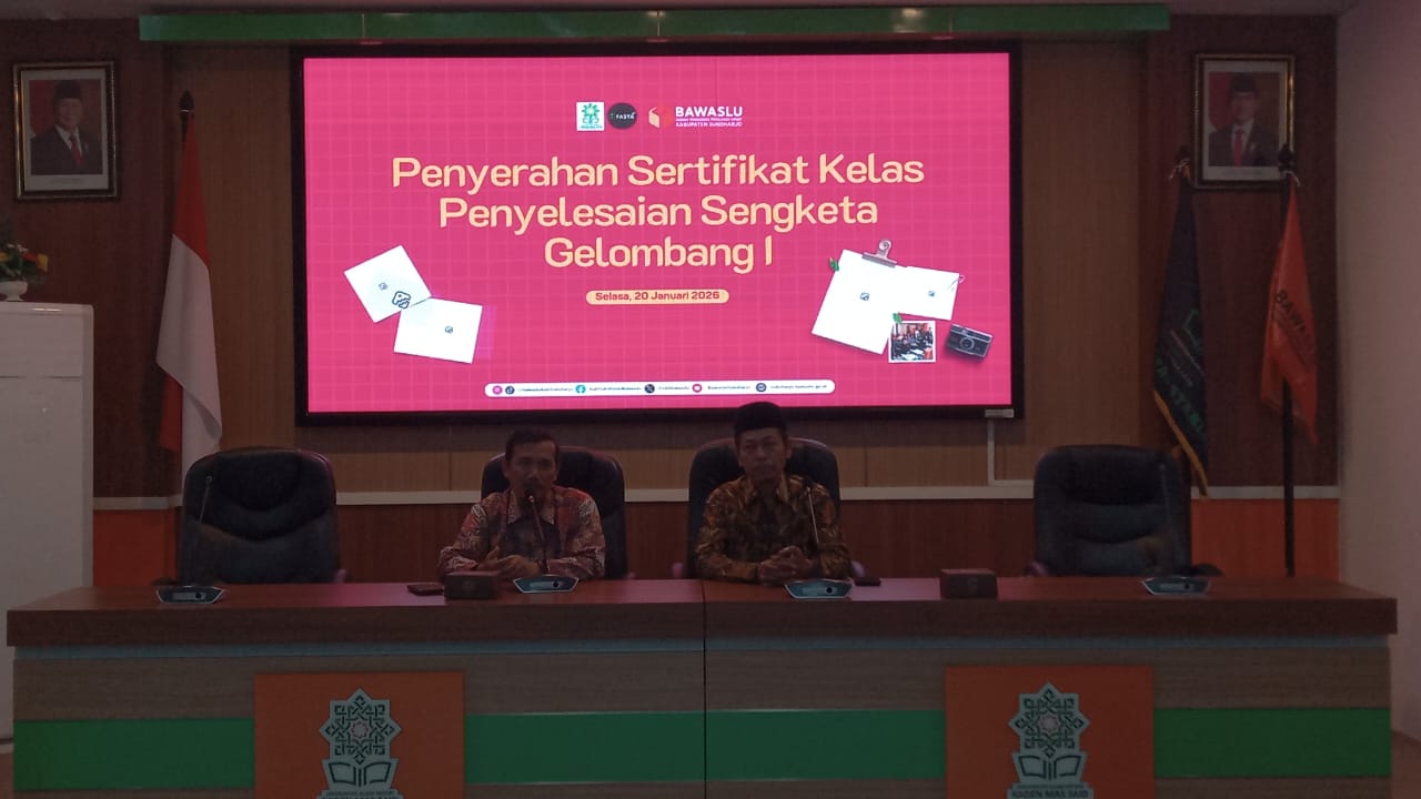 Penyerahan sertifikat kelas penyelesaian sengketa pemilu oleh Bawaslu Sukoharjo di Fakultas Syariah UIN Raden Mas Said Surakarta, Selasa (20/1).