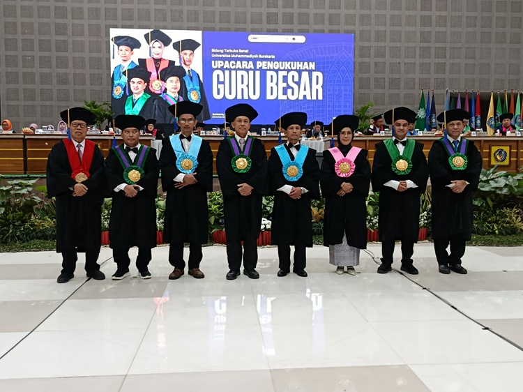 Rektor UMS Harun Joko Prayitno kukuhkan guru besar di Edutarium KH Ahmad Dahlan, Selasa (20/1).