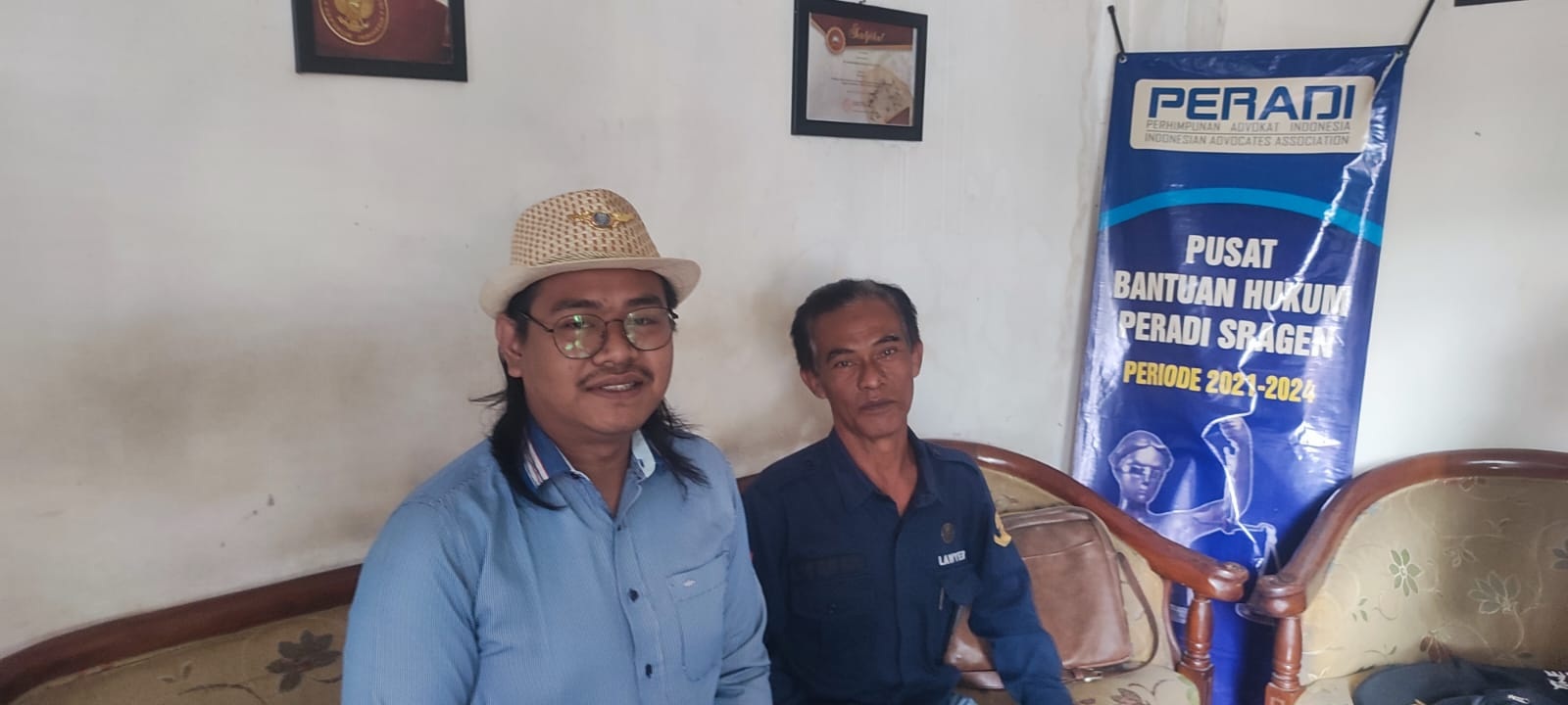 Ketua panitia muscab DPC Peradi Sragen Galih Chandra Bayuaji (kiri) jumpa pers persiapan muscab, Selasa (20/1/2026). (Ahmad Khairudin/Radar Solo)