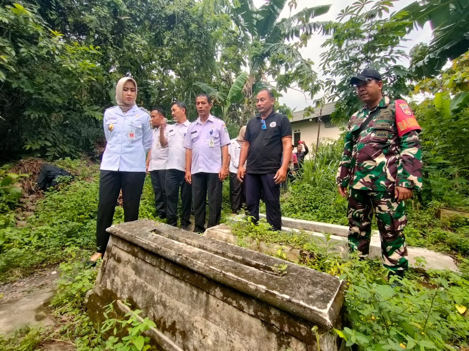 KUMUH: Kondisi Makam Ngendro Prasto Pajang, Laweyan, kemarin (21/1). Foto atas, Wakil Wali Kota Solo Astrid Widayani sidak ke Makam Ngendro Prasto Pajang.