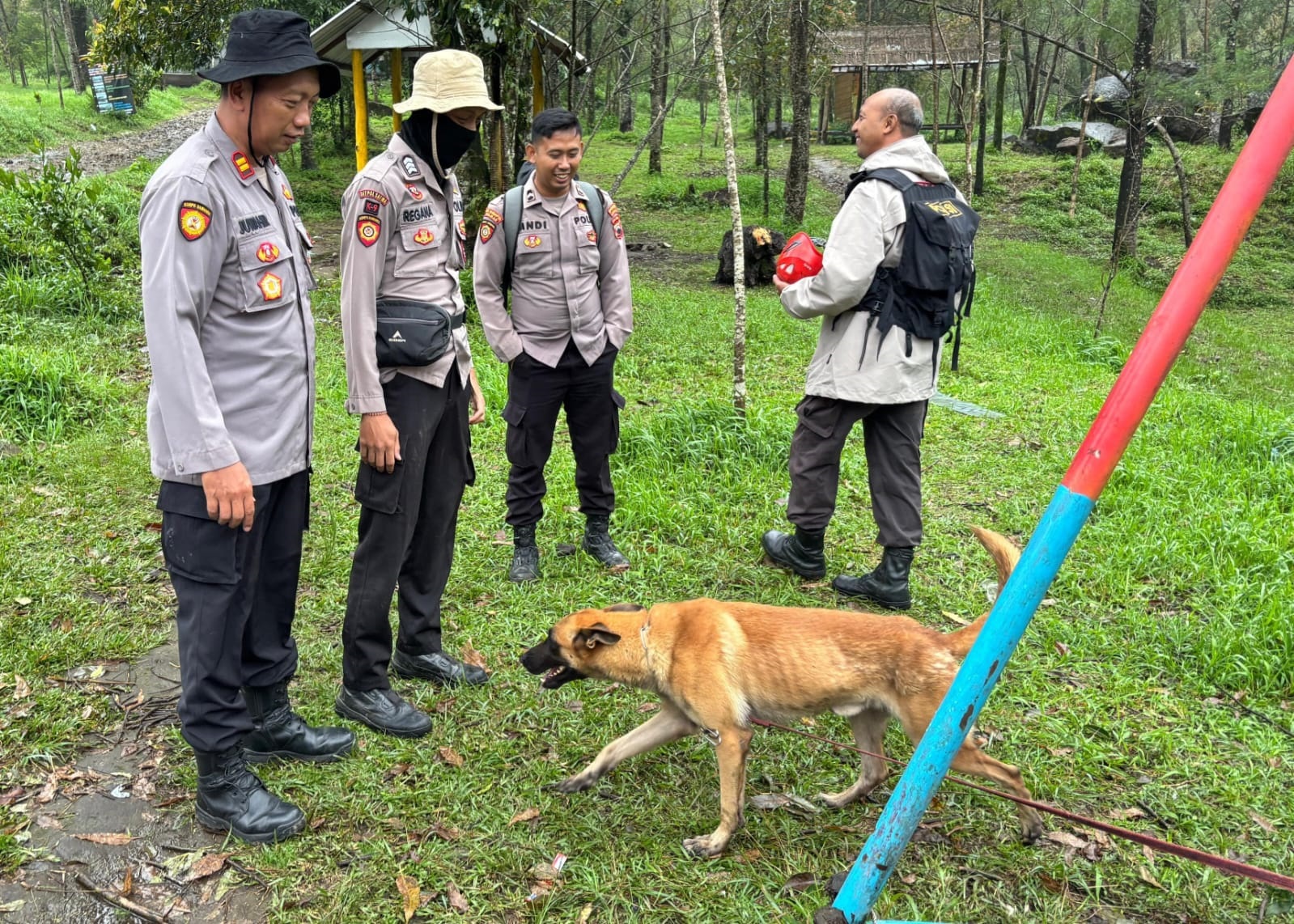 Polres Karanganyar ikut mengerahkan anjing pelacak untuk membantu pencarian pendaki hilang di Mongkrang. (Rudi Hartono/Radar Solo)