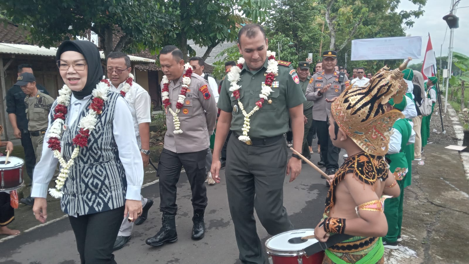 Bupati Sukoharjo Etik Suryani bersama Kapolres AKBP Anggaito Hadi Prabowo, serta Dandim Letkol Inf Reza Sahputra di Desa Karangwuni, Weru, Rabu (21/1).