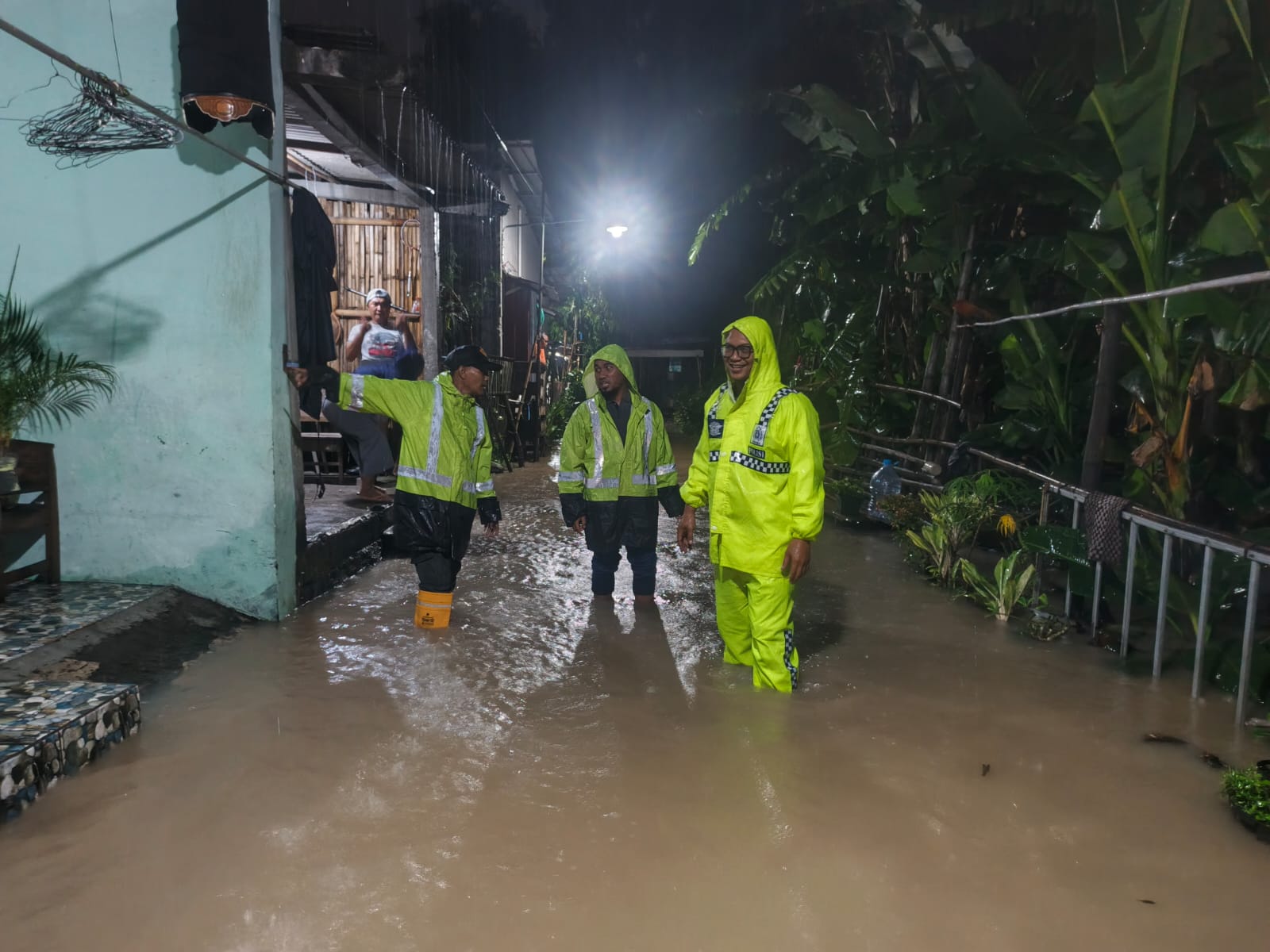 WASWAS: Warga Kampung Seruni, RT 01 RW 13, Kelurahan Kadipiro, Kecamatan Banjarsari berjalan di banjir yang muncul di wilayah mereka.