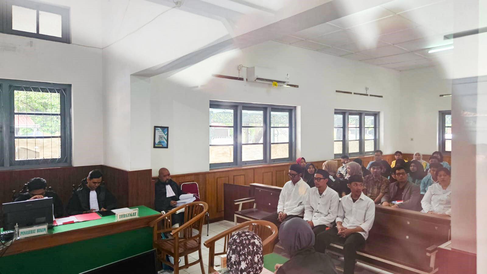 MELAWAN: Lima terdakwa kasus demo ricuh disidang di Pegadilan Negeri Solo,&nbsp;Rabu (21/1).