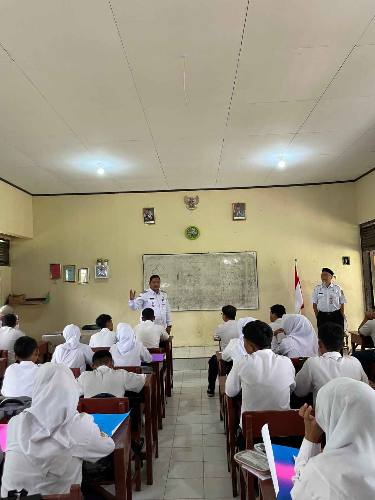 Kepala Disdikbud Sukoharjo Havid Danang Purnomo Widodo (kiri) saat sidak di salah satu SMPN di Mojolaban, Rabu (21/1).