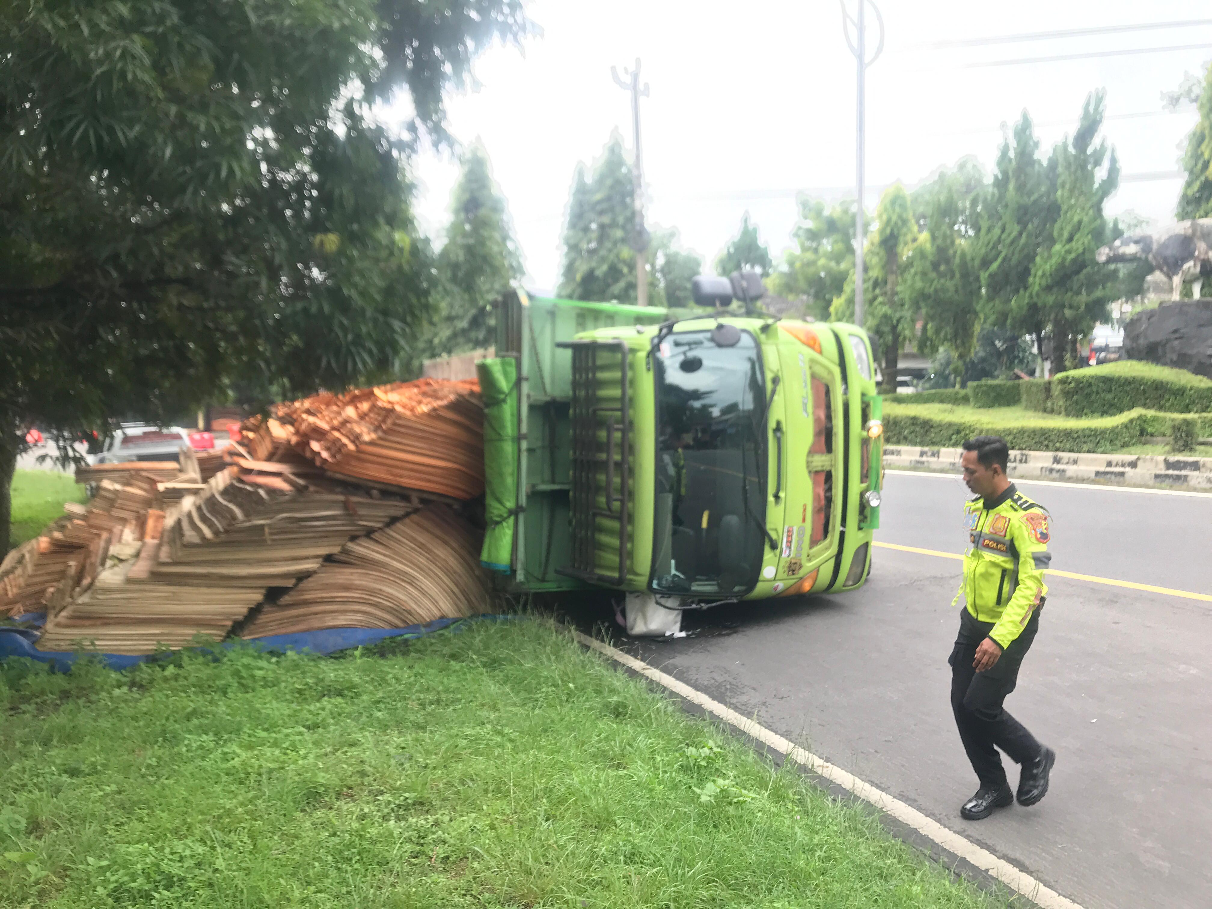 Truk terguling di Jalur Lingkar Selatan (JLS) Boyolali, tepatnya di sisi timur jalan, Rabu (21/1/2026).