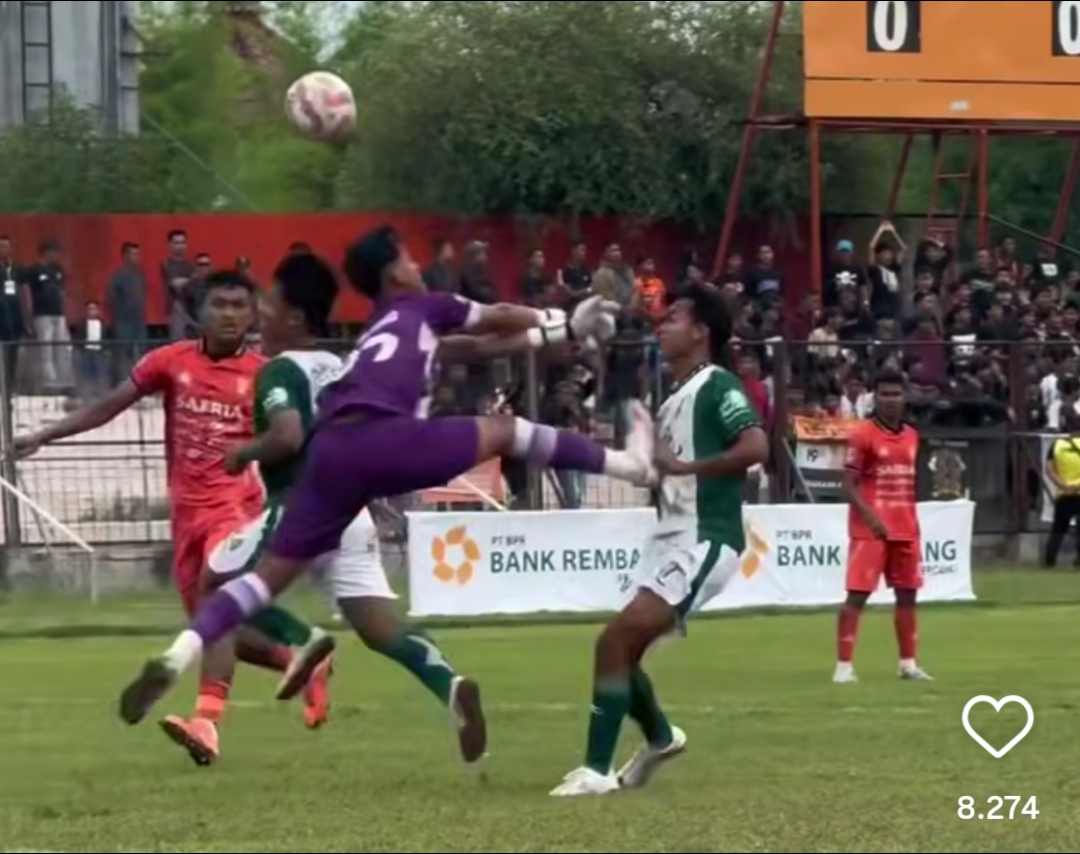 Tendangna kungfu yang dilakukan kiper PSIR Rembang saat laga melawan Persikaba Blora di Stadion Krida Rembang, Rabu sore (21/1/2026).