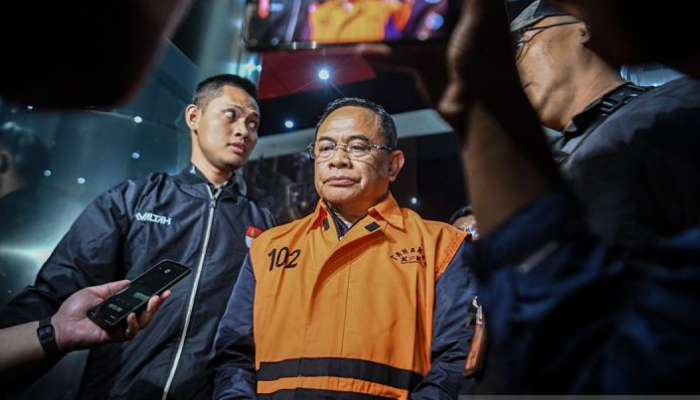 Bupati Pati Sudewo yang jadi tersangka dugaan korupsi pemerasan jual beli jabatan perangkat desa, meninggalkan Gedung KPK pada Selasa (21/1/2026).