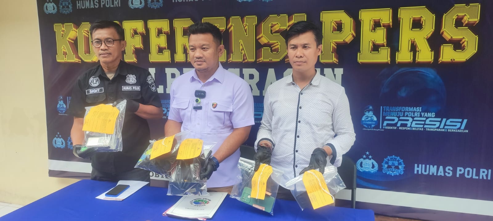 Personel Satres Narkoba Polres Sragen tunjukkan barang bukti kasus yang diungkap. (Ahmad Khairudin/Radar Solo)