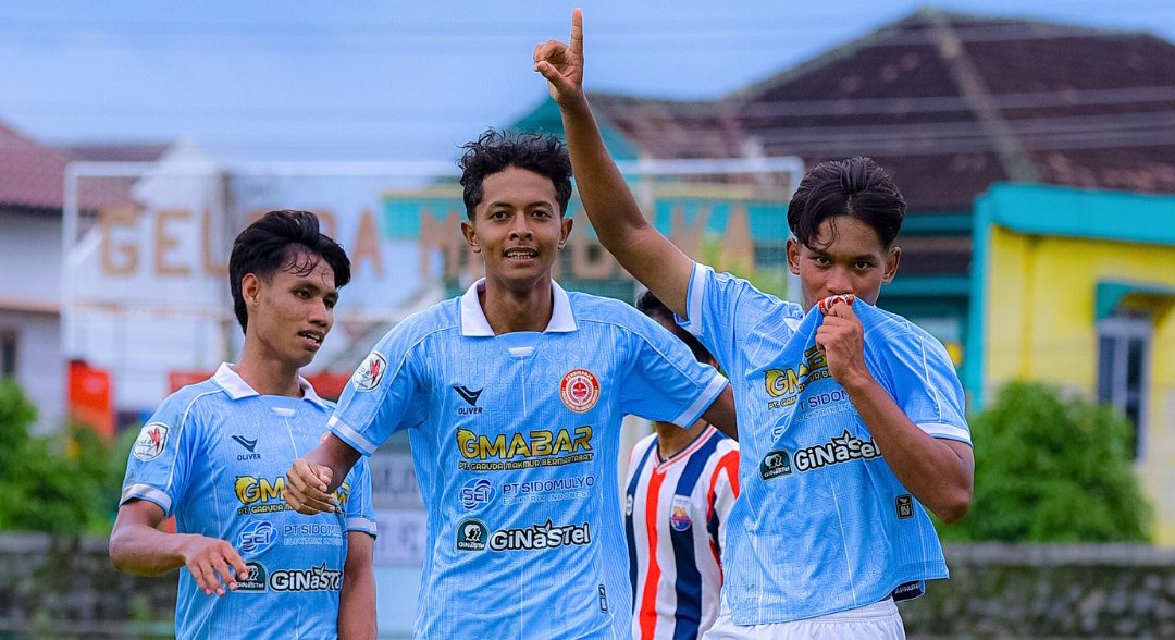 Pemain Persiharjo Sukoharjo selebrasi usai cetak gol di Liga 4 Jateng 2025/2026.