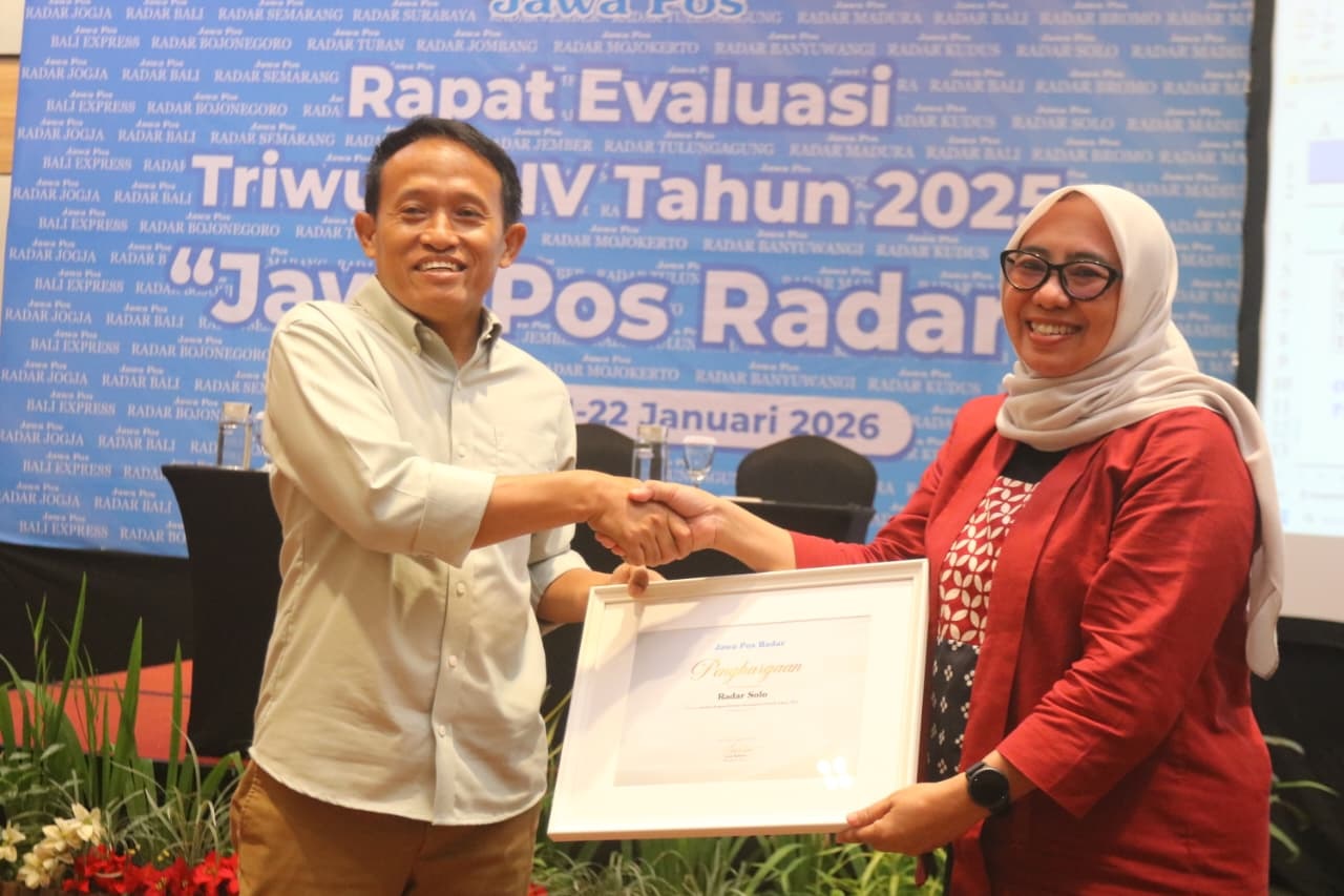 Radar Solo menerima penghargaan Perusahaan Media dengan Kinerja Terbaik 2025. Penghargaan diterima Direktur Radar Solo Resita Rika Aryani. (Elang Kharisma/Radar Jogja)