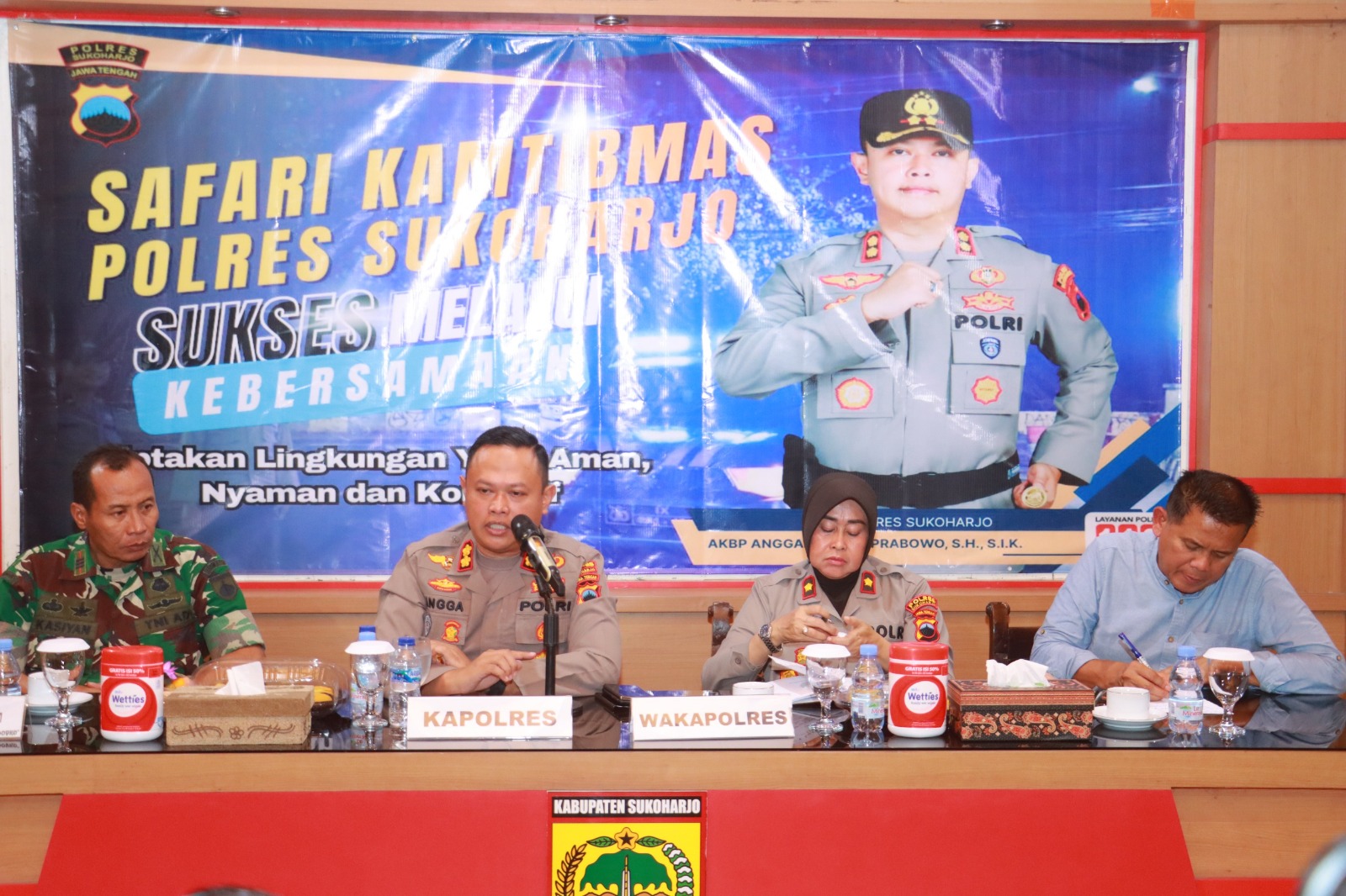 Kapolres Sukoharjo AKBP Anggaito Hadi Prabowo pimpin Safari Kamtibmas yang digelar Polres Sukoharjo di pendapa kantor Kecamatan Grogol, Selasa malam (20/1).