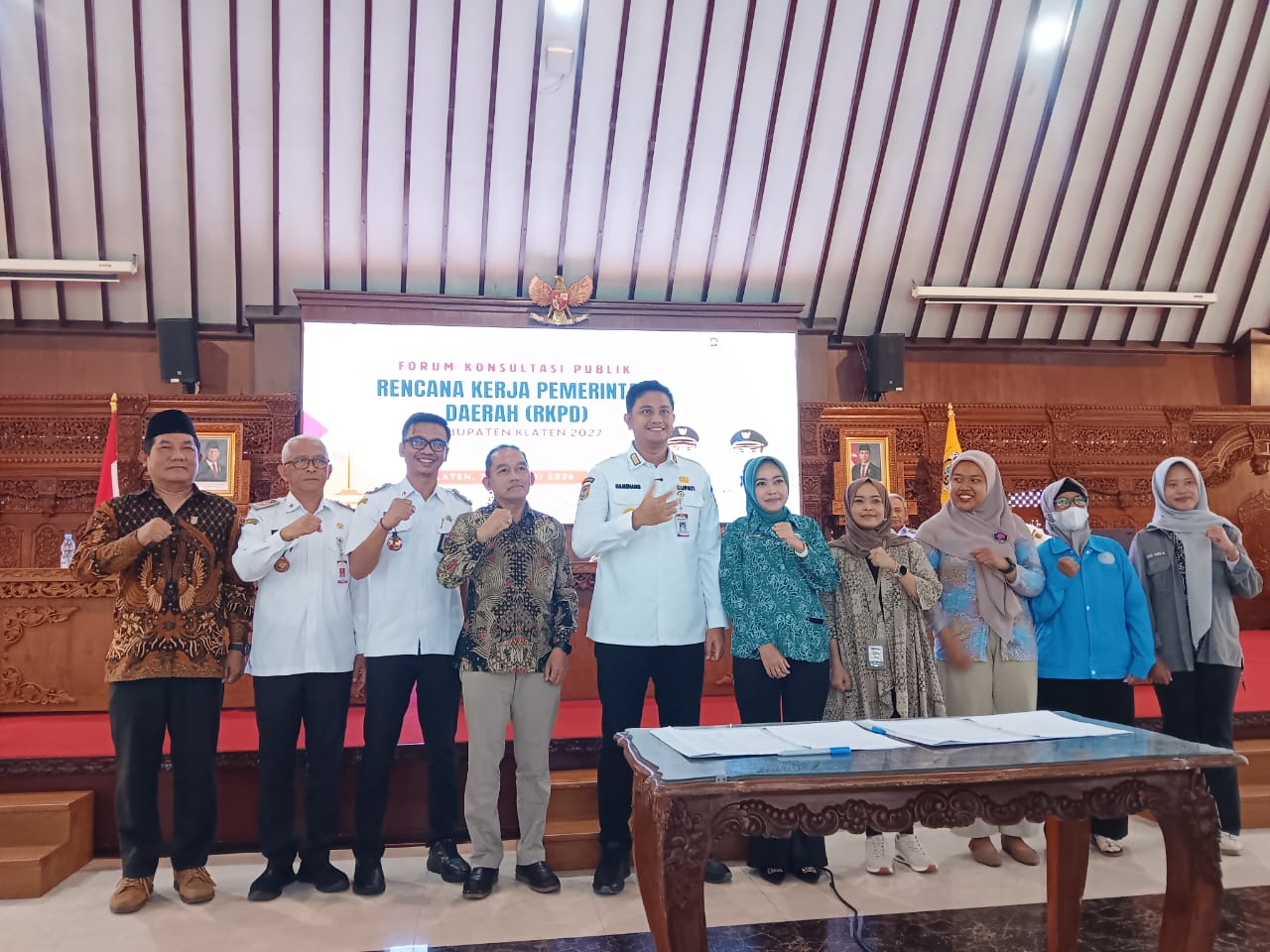 Bupati Klaten Hamenang Wajar Ismoyo bersama peserta Forum Konsultasi Publik  RKPD) Kabupaten Klaten Tahun 2027. (Angga Purenda/Radar Solo)