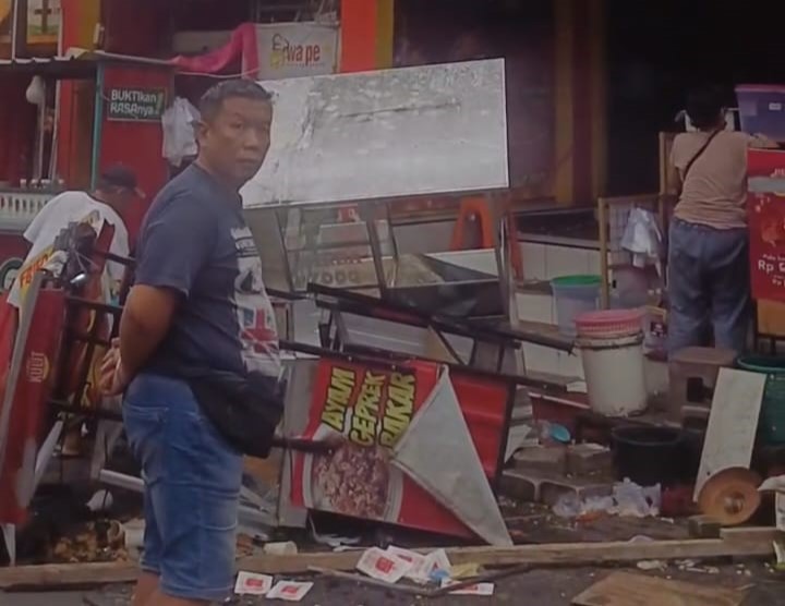 Kondisi gerobak pedagang Pasar Karangpandan yang ambruk diterjang puting beliung, Rabu (21/1/2026). (Dokumentasi warga)