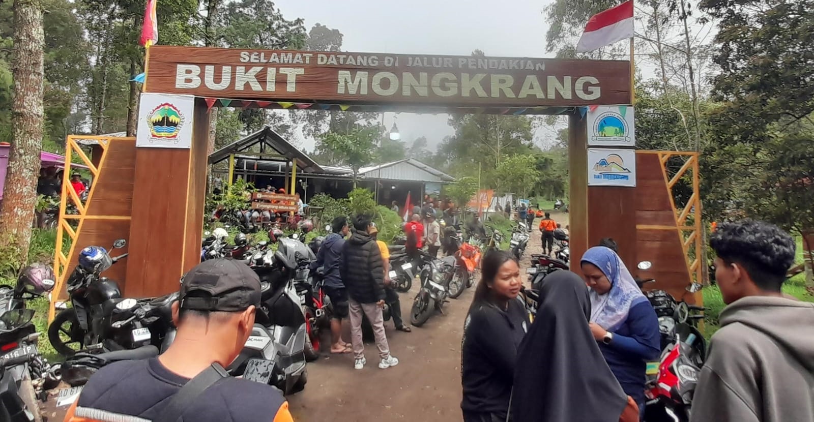 Pencarian pendaki Bukit Mongkrang Karanganyar. (Rudi Hartono/Radar Solo)