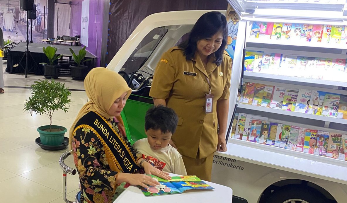 Bunda Literasi Kota Surakarta Venessa Winastesia temani anak-anak membaca di Bemo Pustaka yang hadir di Neo Solo Grand Mall, belum lama ini.