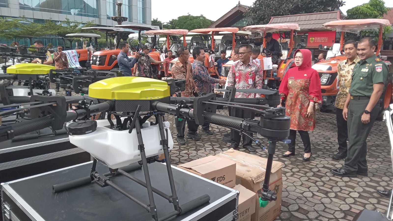 Bupati Sukoharjo Etik Suryani mengecek bantuan alsintan di halaman kantor bupati, Kamis (22/1).
