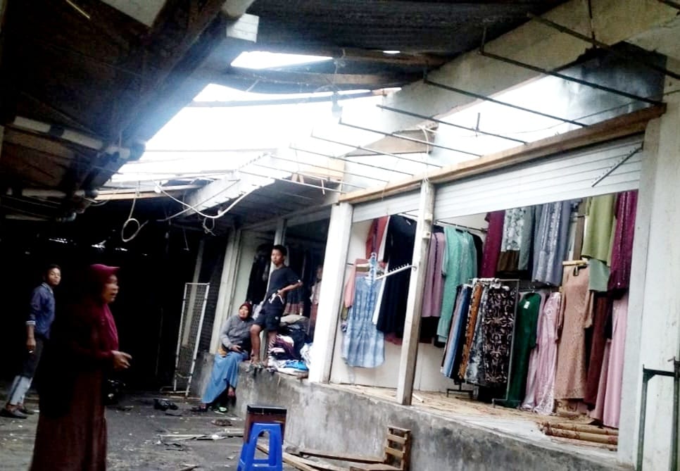 Kios Pasar Karangpandan, Karanganyar rusak usai diterjang puting beliung, Rabu (21/1/2026) sore. (Rudi Hartono/Radar Solo)