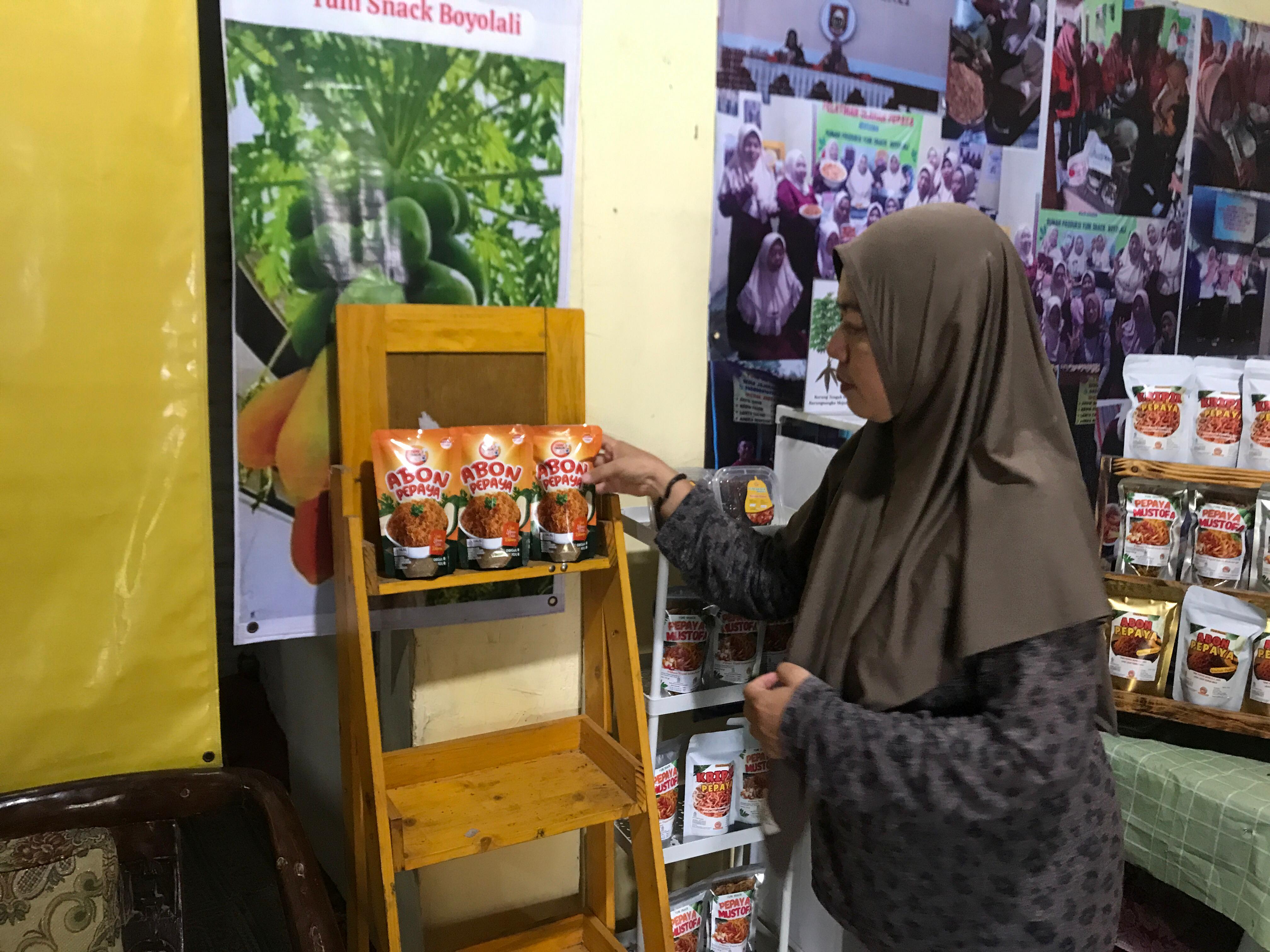 Yuni warga Mojosongo, Boyolali olah pepaya menjadi abon. Inovasi ini mampu gerakkan perekonomian lokal.