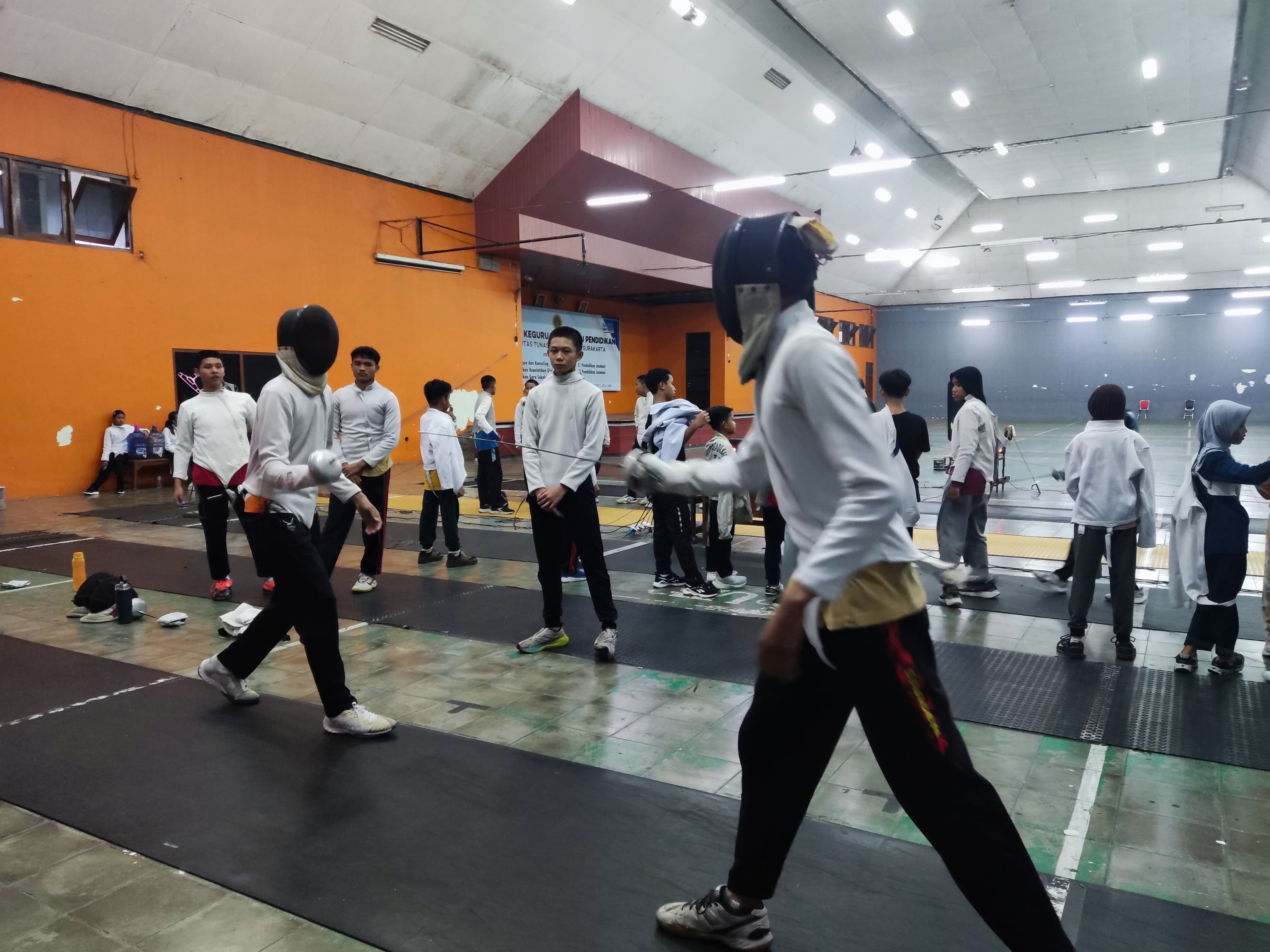Atlet anggar Kota Solo tengah berlatih.