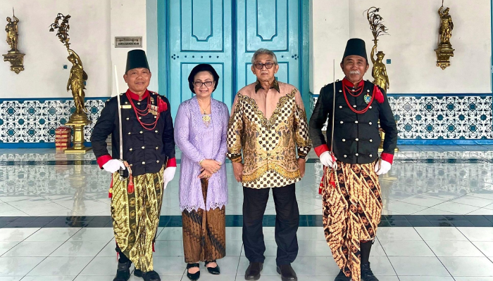 KGPA Tedjowulan (batik) ditunjuk pemerintah menjadi pelaksana tugas Keraton Surakarta.
