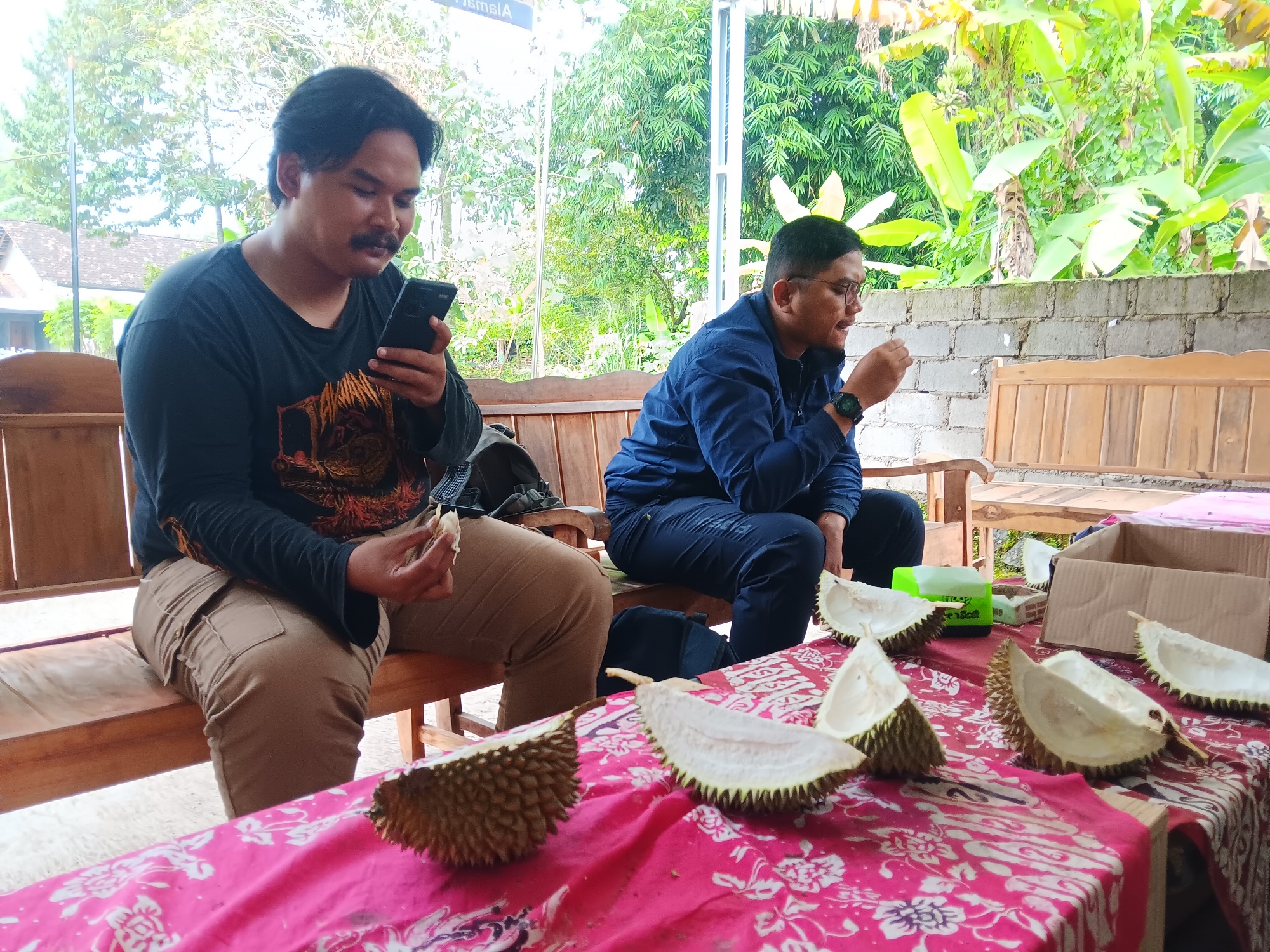 Sejumlah wisatawan menikmati buah durian di Desa Randulanang, Kecamatan Jatinom, Klaten. (Angga Purenda/Radar Solo)