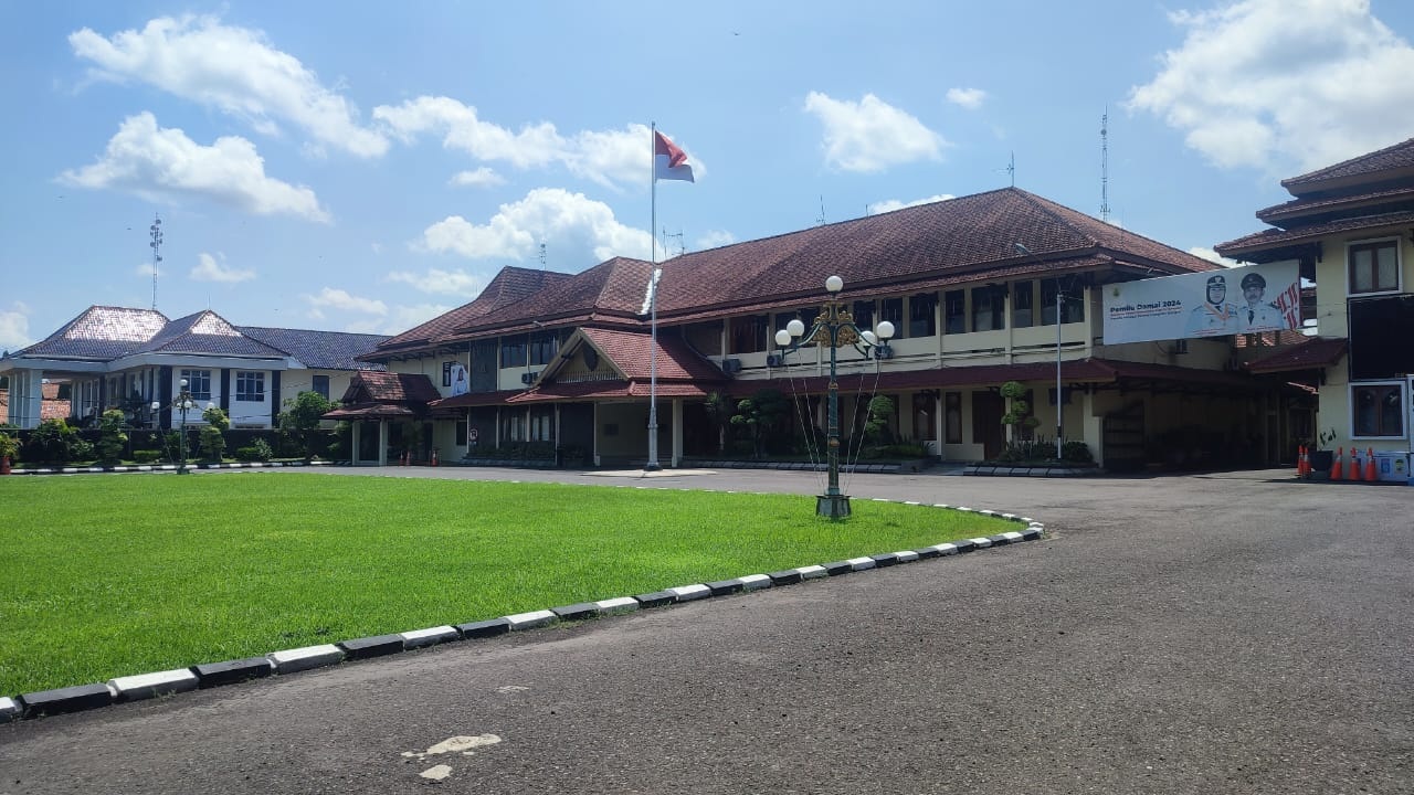 Bekas kantor Pemda Sragen yang kini dalam kondisi kosong karena kantor berpindah ke lokasi baru. (Ahmad Khairudin/Radar Solo)