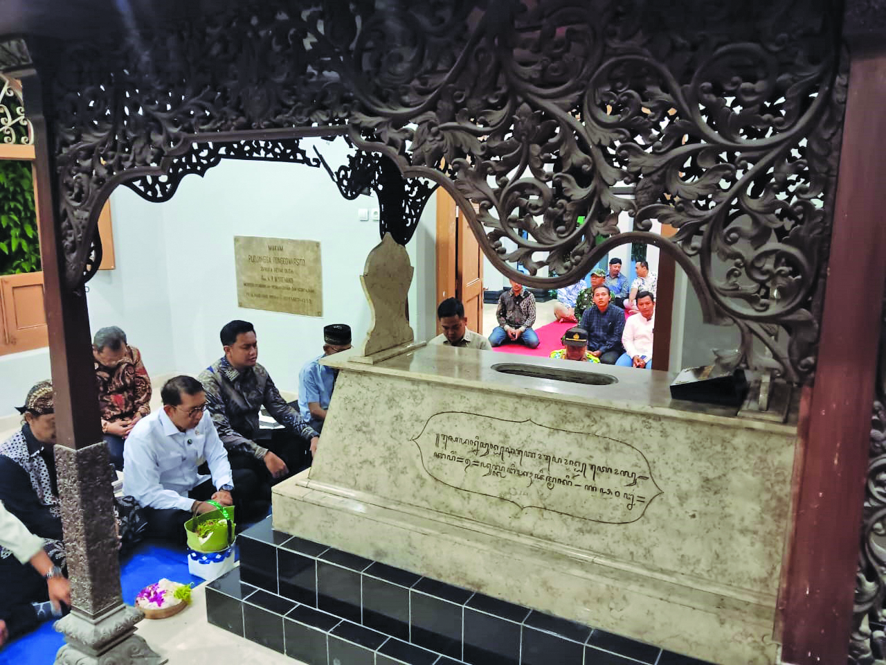 Menteri Kebudayaan Fadli Zon saat berziarah ke makam Ranggawarsita dengan didampingi Bupati Klaten Hamenang Wajar Ismoyo. (Angga Purenda/Radar Solo)