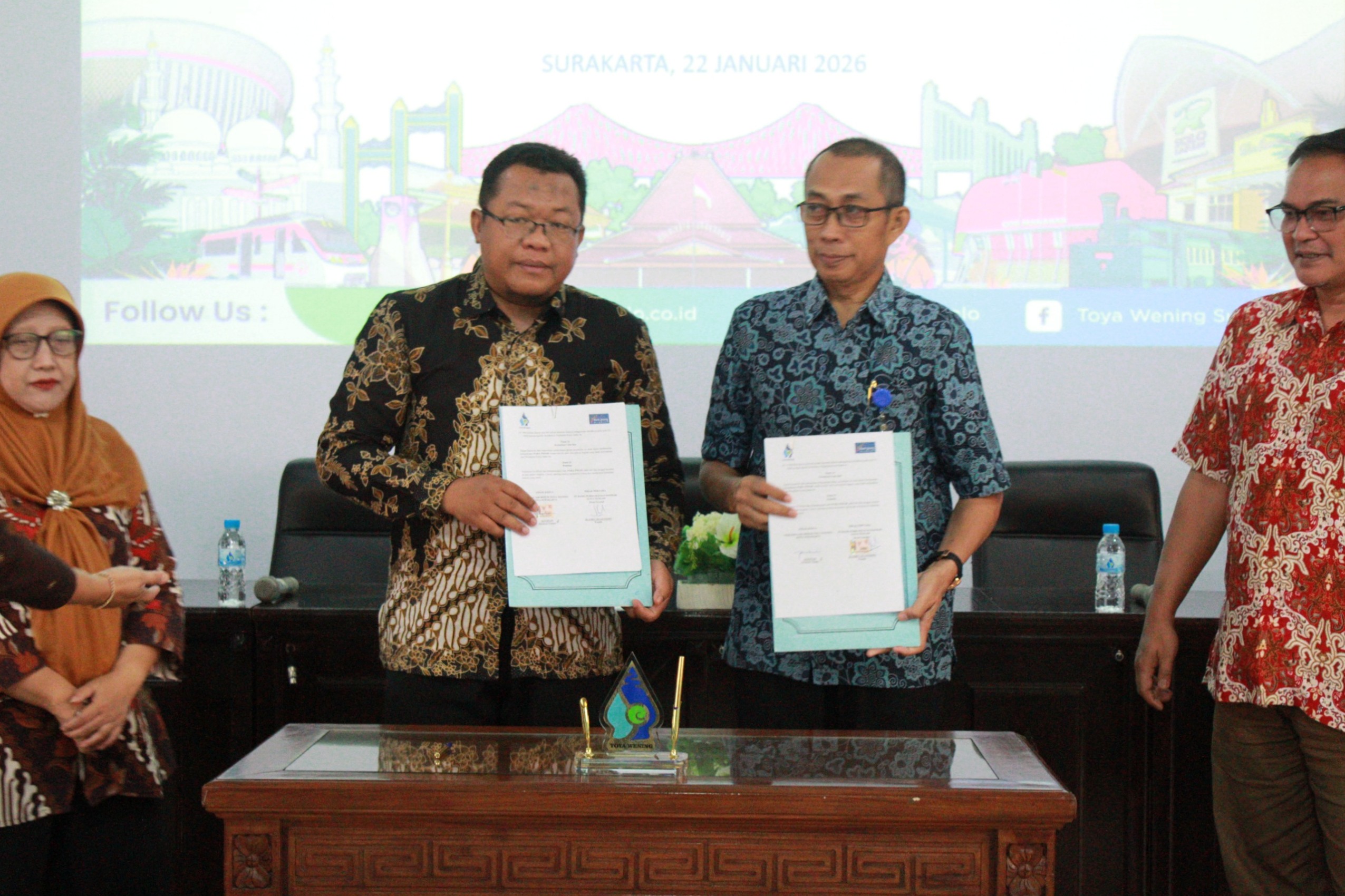 Dirut Perumda Toya Wening Solo Agustan (kanan) dan Kepala Divisi Syariah Bank Jateng, Slamet Sulistiono menunjukkan nota kerjasama fasilitas pembiayaan sambungan air baru di kantor PDAM Solo.