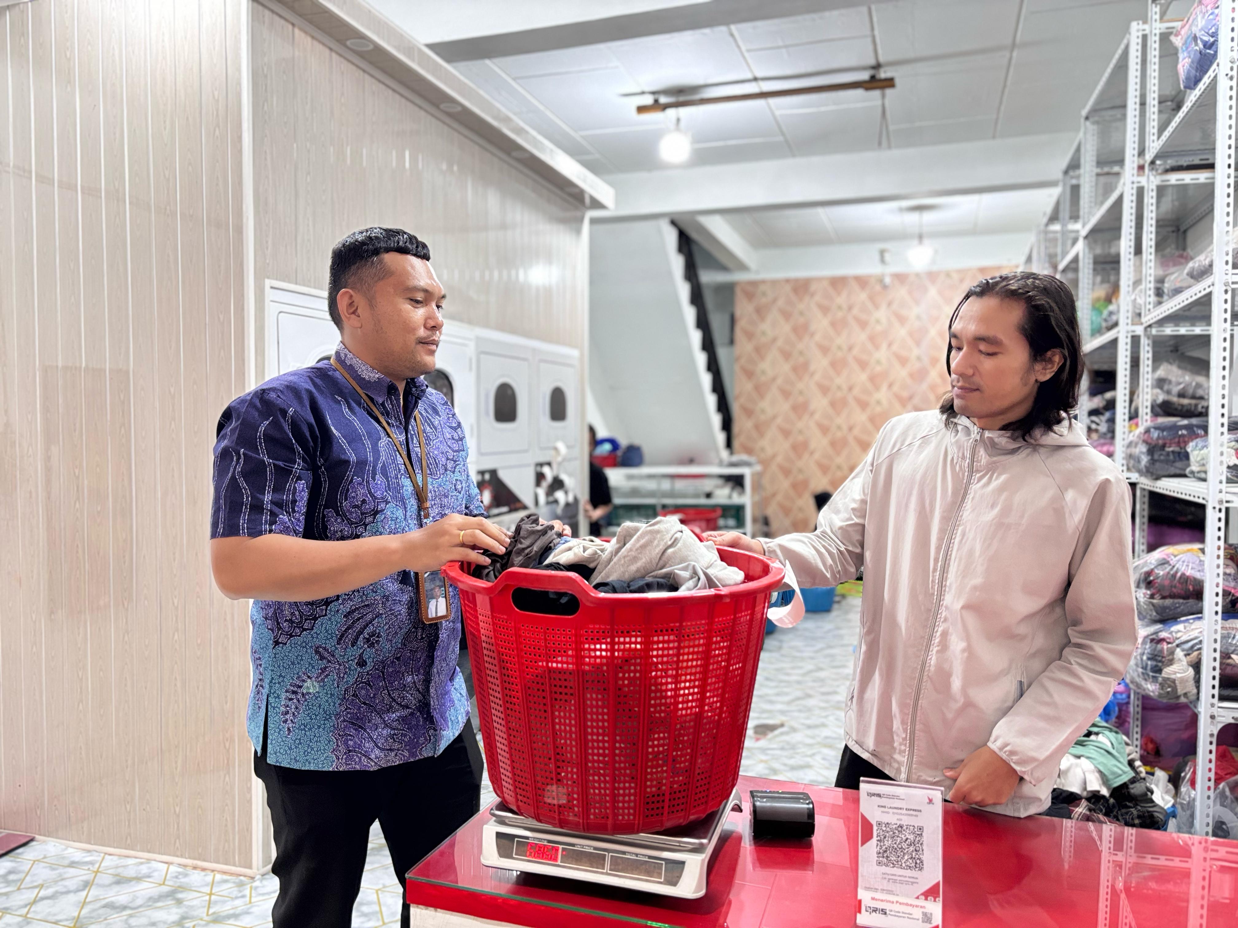 KUR BRI mendorong UMKM Kabanjahe naik kelas. Kisah Sari, dari jual es buah hingga sukses mengelola laundry express.