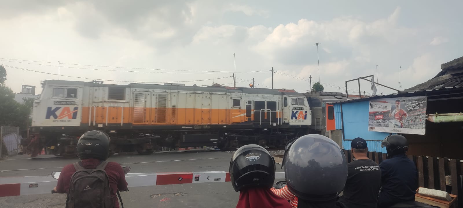 Salah satu perlintasan sebidang kereta api (KA) di Kabupaten Sragen yang sudah berpalang pintu. (Ahmad Khairudin/Radar Solo)