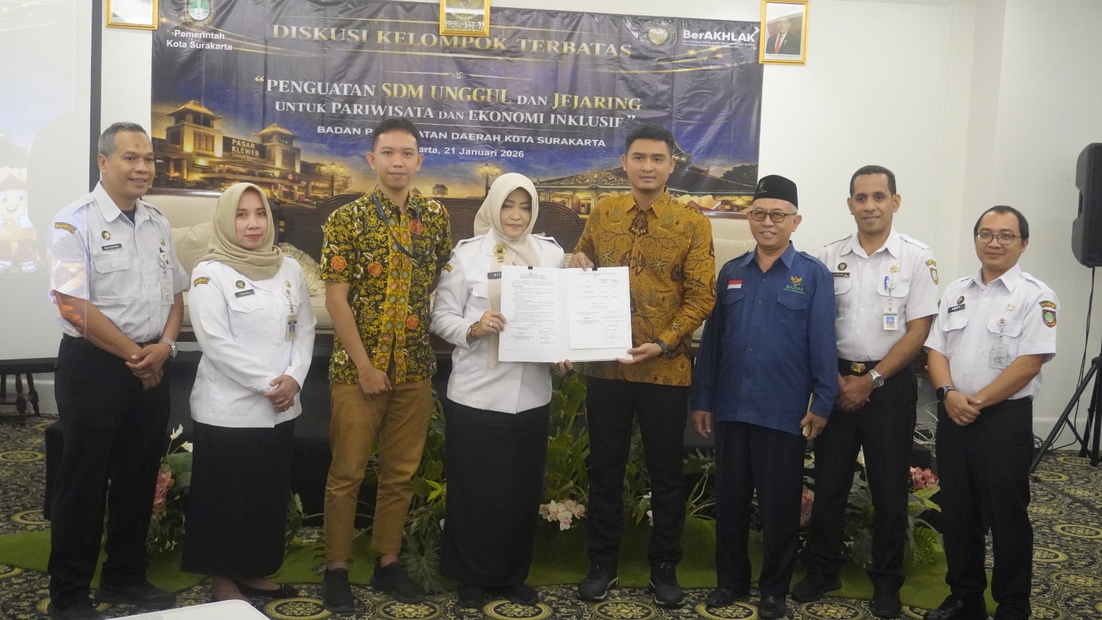 SIMBOLIS: Penandatanganan berita acara DKT Bapenda Surakarta dan juga peluncuran SPPT PBB Tahun 2026 yang digelar di Hotel Mahalaya, Rabu (21/1).