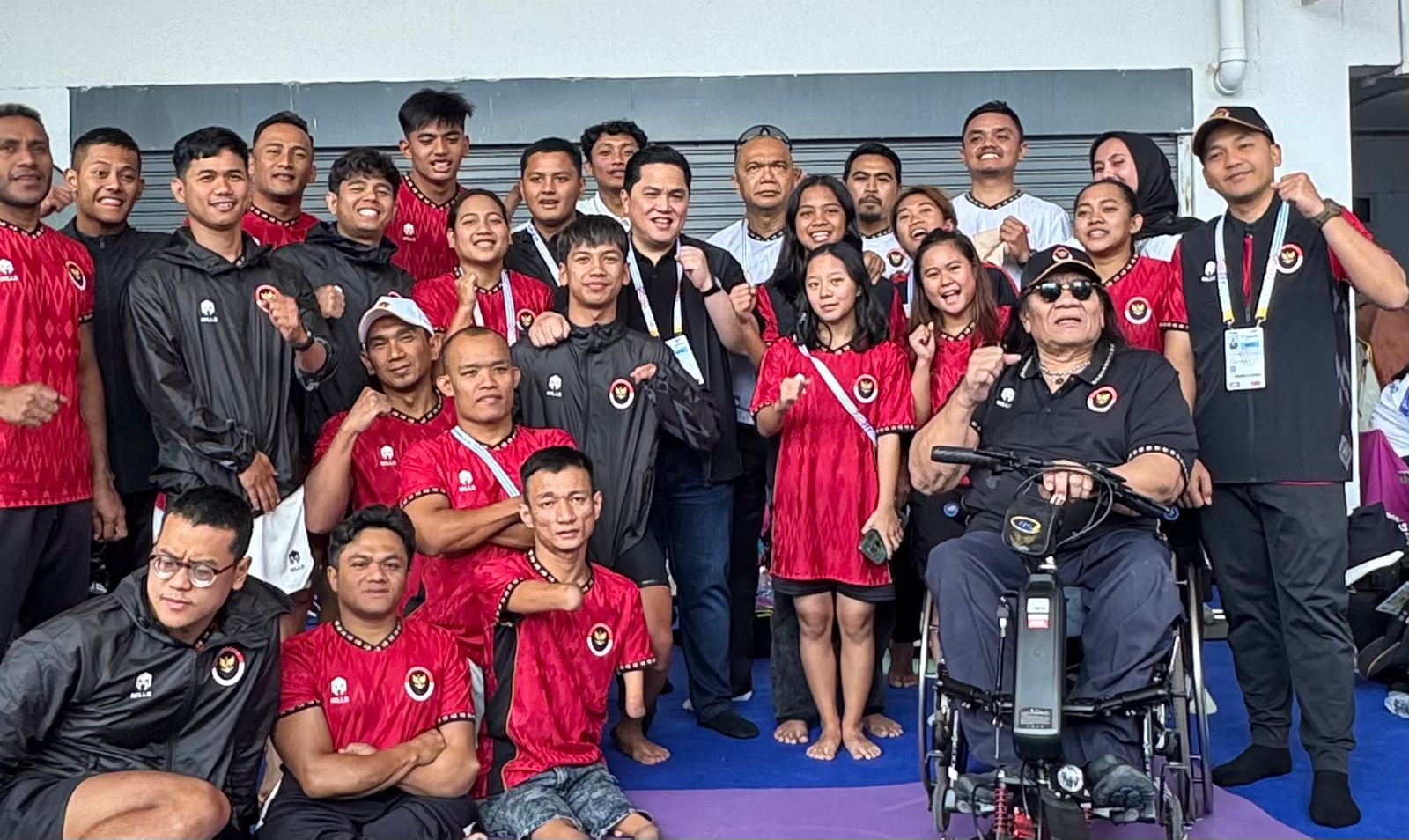 DUTA BANGSA: Wali Kota Solo Respati Ardi bersama menpora saat bersama atlet Indonesia yang akan terjun di ajang ASEAN Para Games.