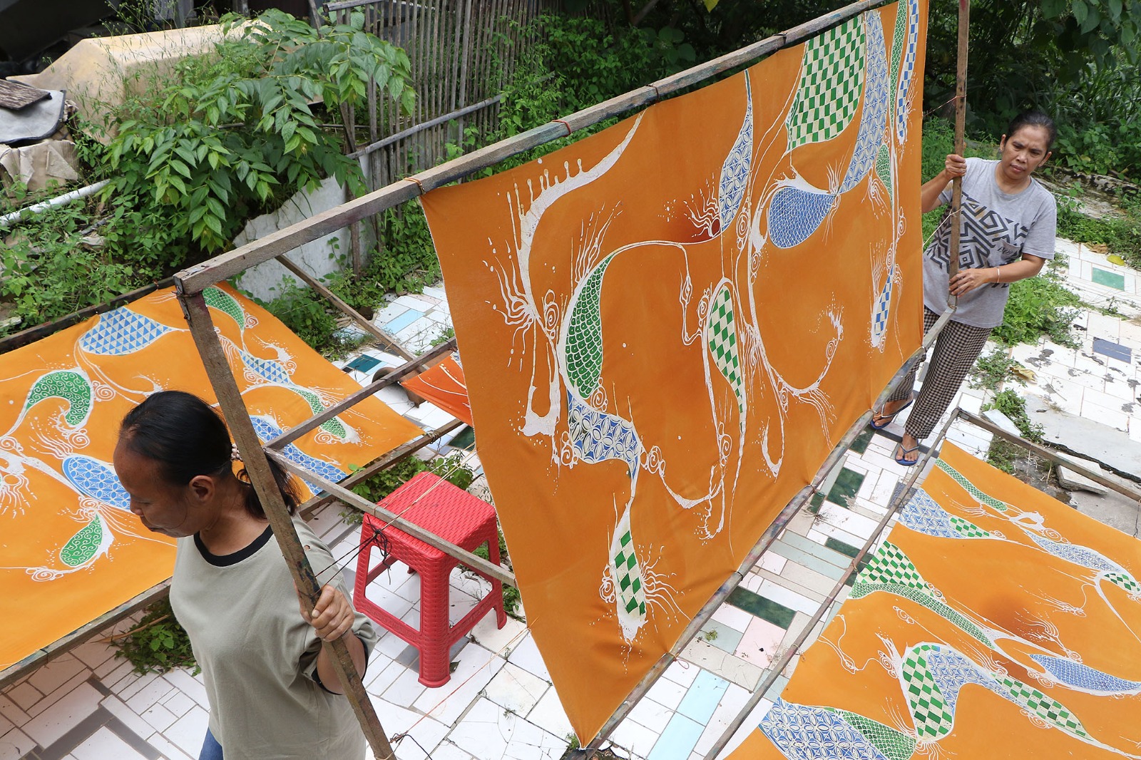 HANDMADE: Batik buatan salah satu pengrajin di Kampung Laweyan dengan berbagai bentuk.  &nbsp;