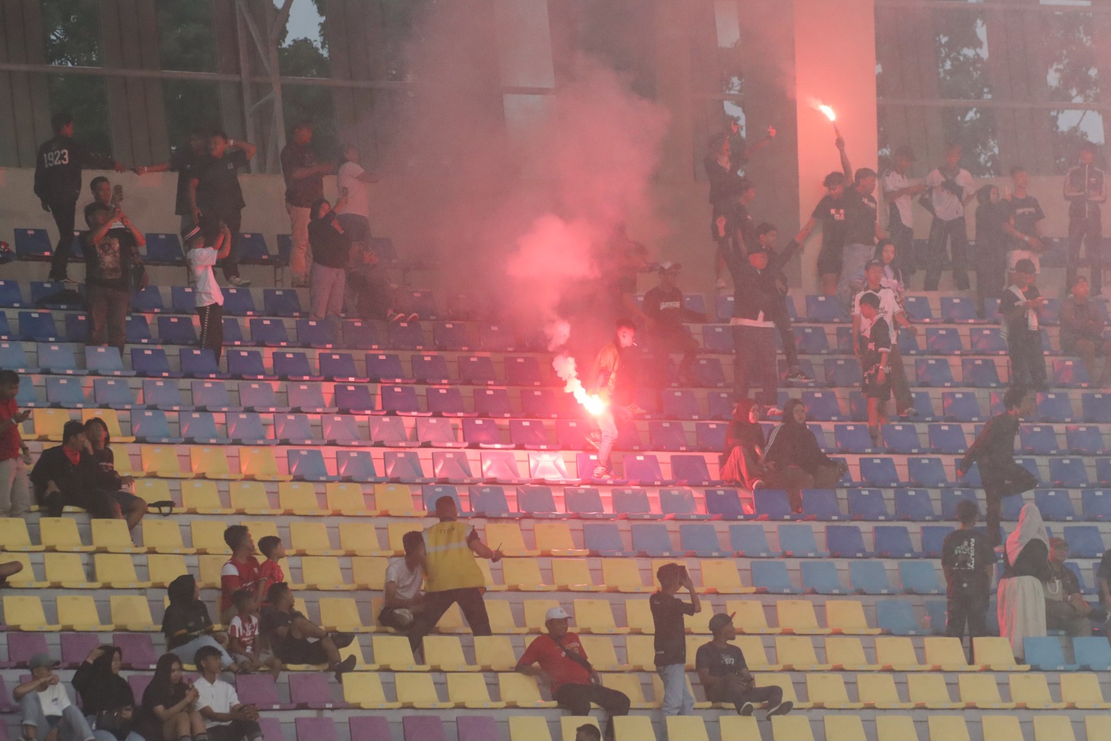 BERBUAH DENDA: Suporter Persis Solo menyalakan flare di Stadion Manahan (4/1).