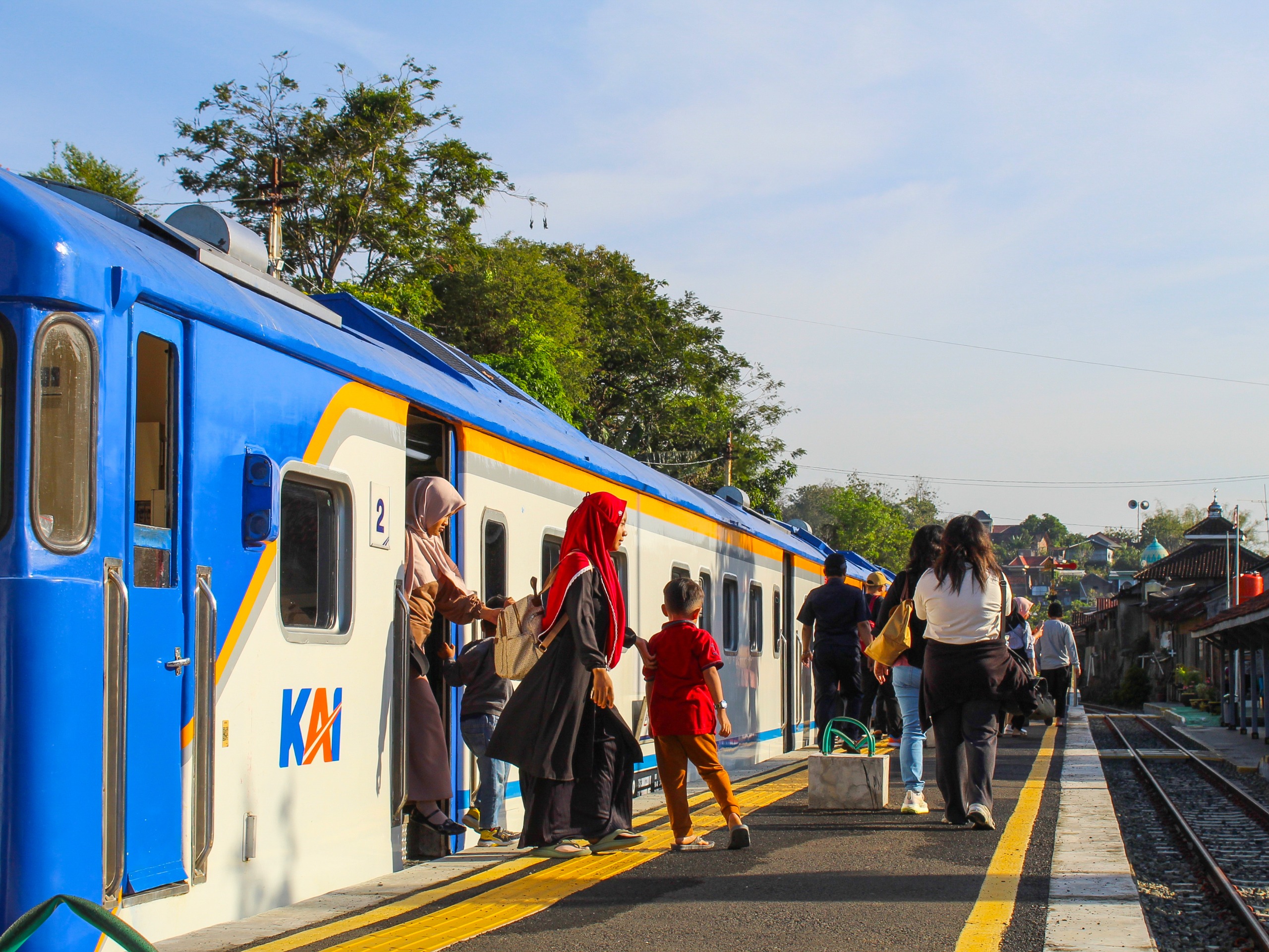 Penumpang KA Batara Kresna turun di Stasiun Wonogiri belum lama ini.